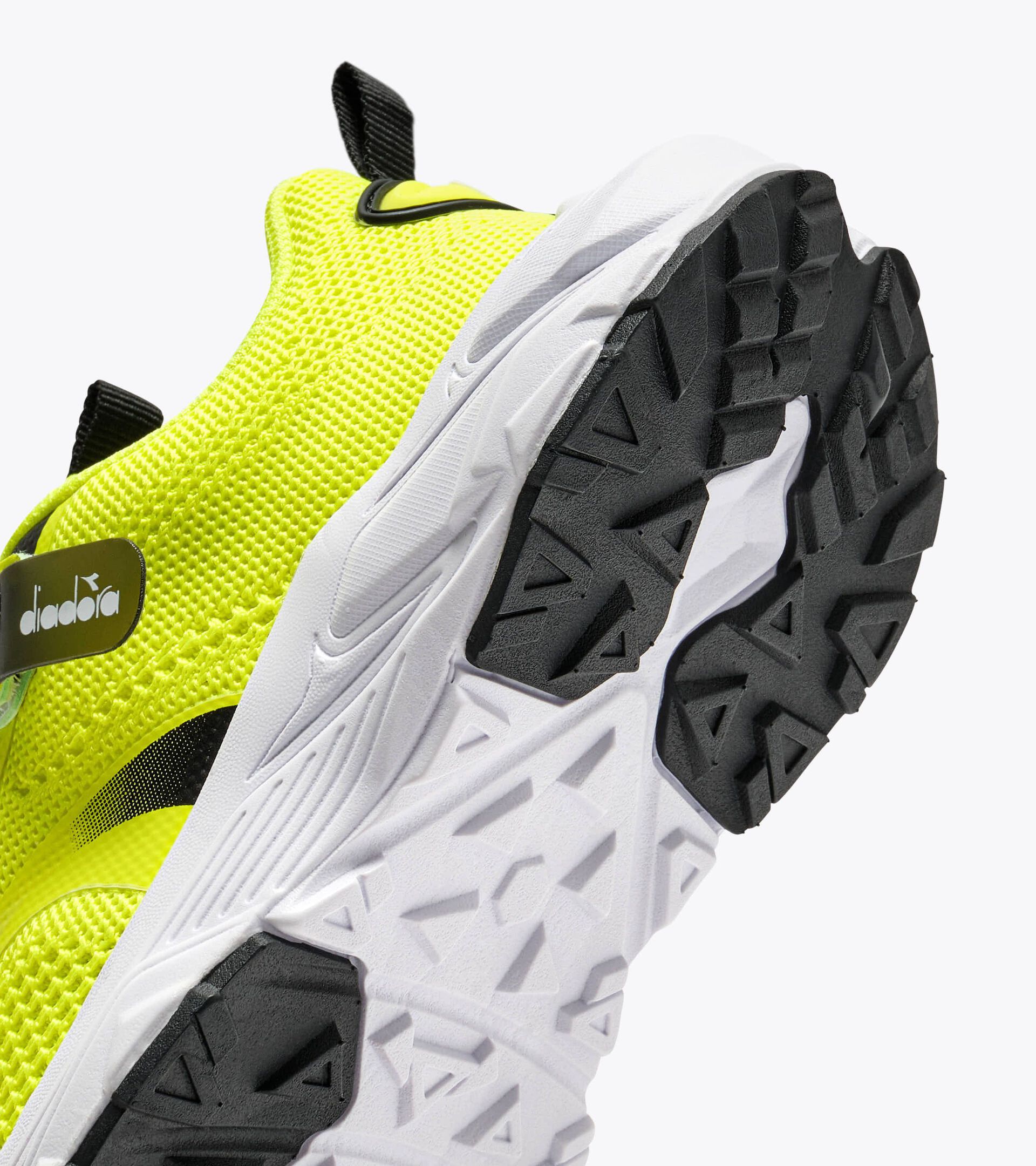 Running shoe - Double lacing system - Junior
 SNIPE 4 JR YELLOW FLUO/BLACK - Diadora