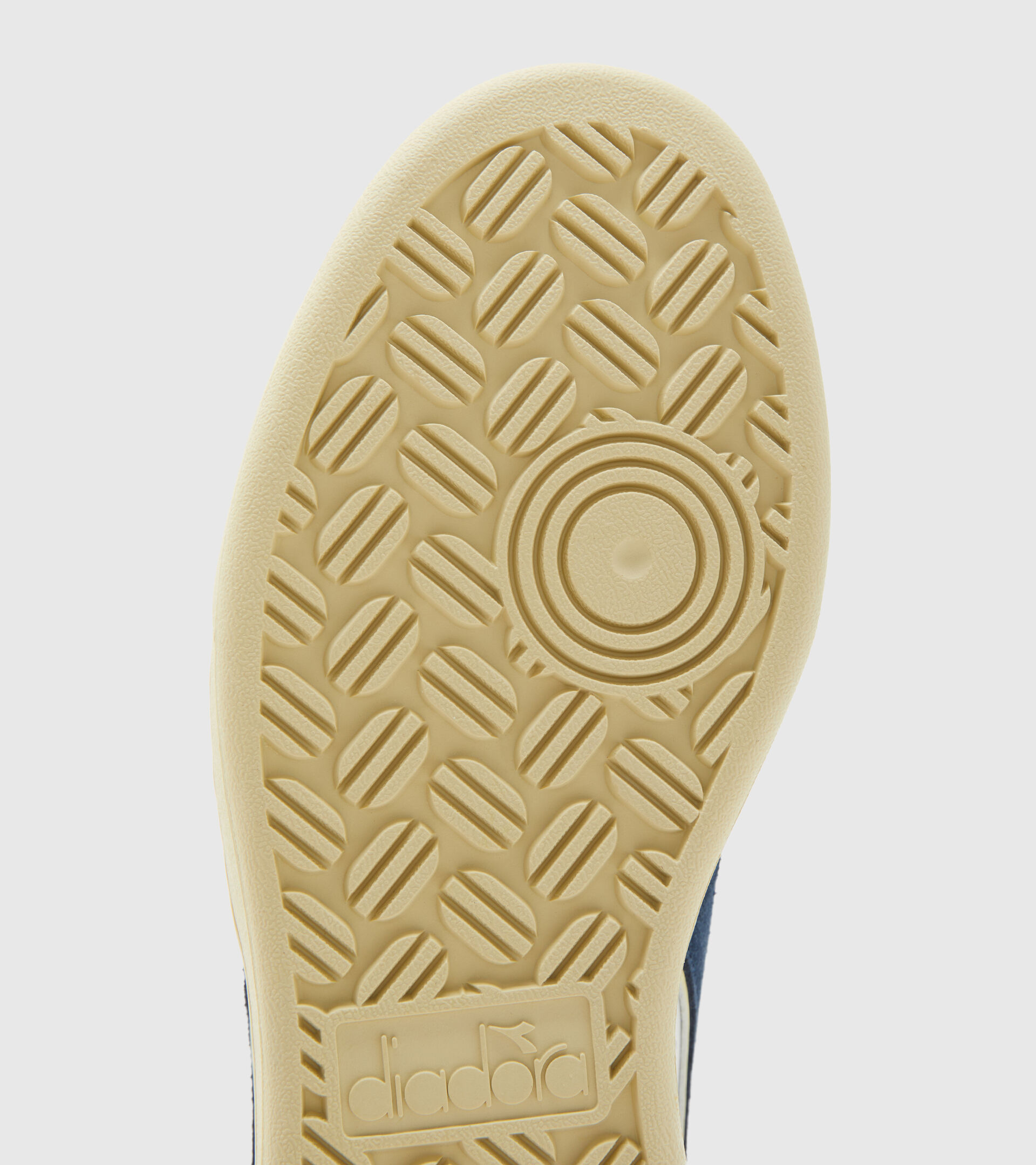 Sporty sneakers - Unisex MAGIC BASKET LOW SUEDE LEATHER WHITE /BLUE CASPIAN SEA - Diadora