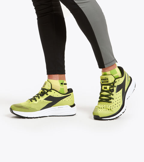MYTHOS BLUSHIELD 6, SOURCES SULFUREUSES/NOIR/BLANC Chaussures de running - Homme MYTHOS BLUSHIELD 6 SOURCES SULFUREUSES/NOIR/BLANC - Diadora