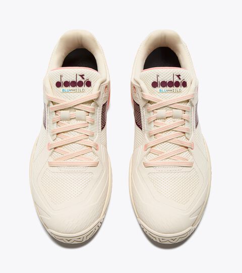 BLUSHIELD TORNEO 3 W AG, WHISPER WH/MAROON BAN/DES FLWR Tennis shoe for hard surfaces and clay courts - Protection and cushioning - Women’s BLUSHIELD TORNEO 3 W AG WHISPER WH/MAROON BAN/DES FLWR - Diadora