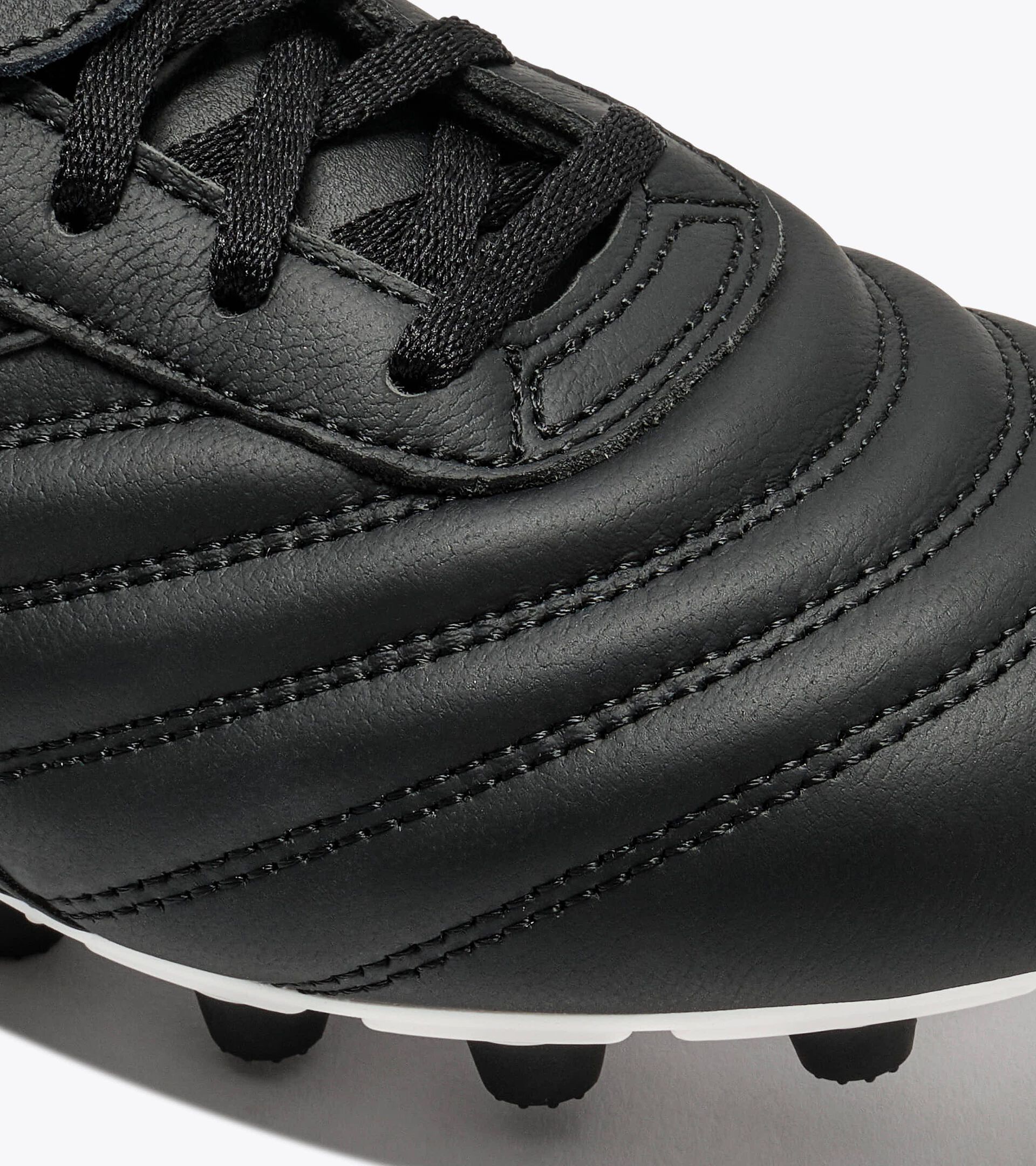 Bota de f&uacute;tbol de piel para superficies compactas - Hombre BRASIL ICON LT T MDPU NEGRO/BLANCO - Diadora