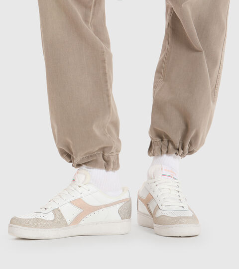 MAGIC BASKET LOW ICONA WN, BLANC/ROSE PASTELLO BRUN Chaussures de sport - Femme MAGIC BASKET LOW ICONA WN BLANC/ROSE PASTELLO BRUN - Diadora