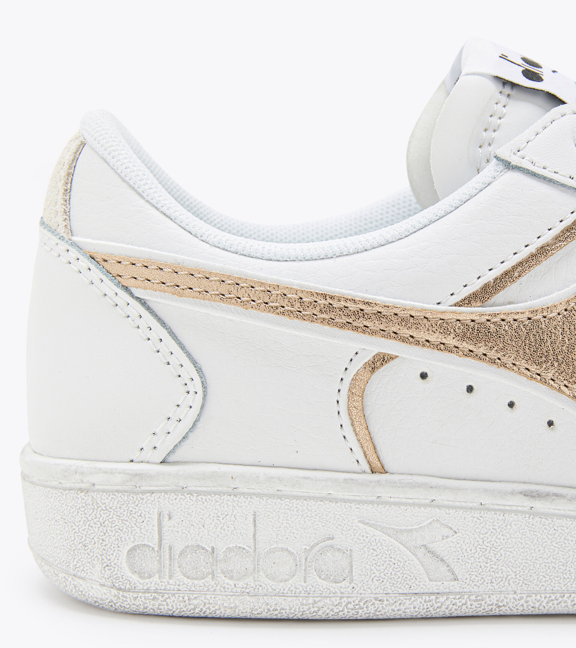 Sports shoes - Women
 MAGIC BASKET LOW METAL WN WHITE/FROSTED ALMOND - Diadora