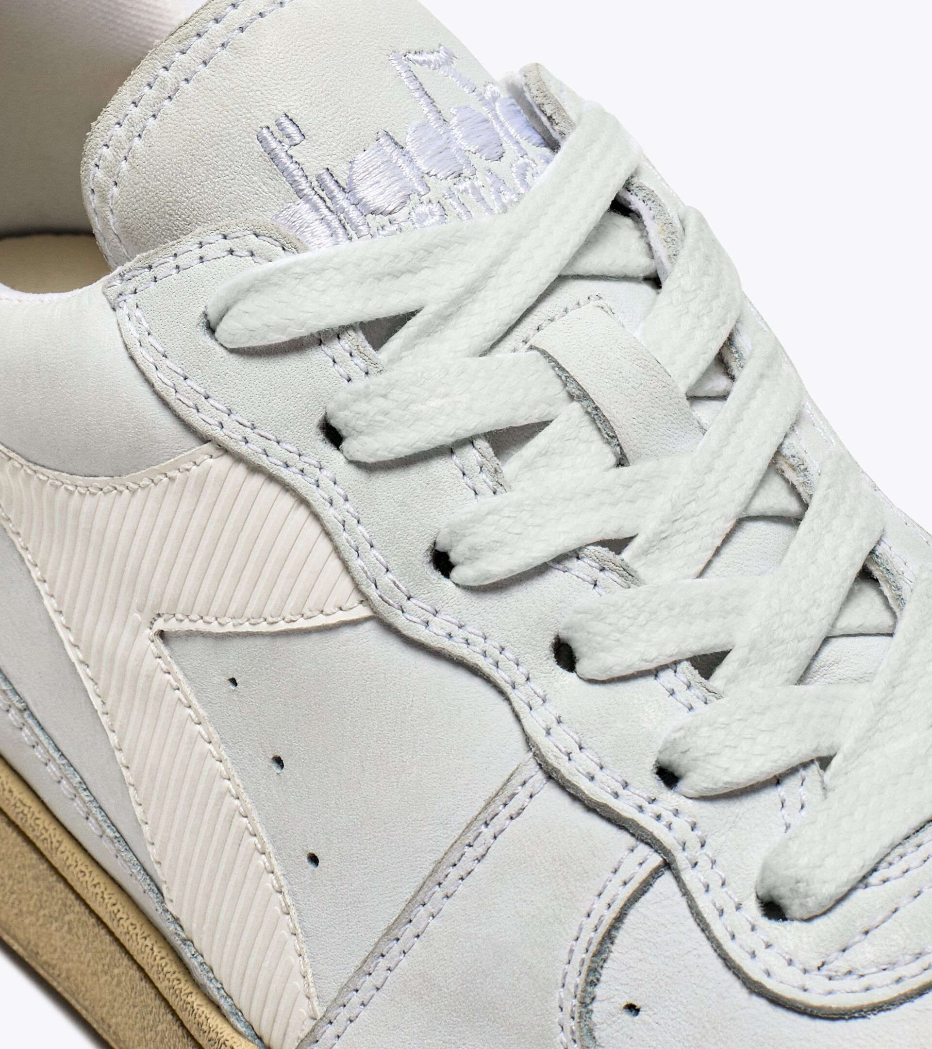 Heritage shoes - Gender neutral MI BASKET LOW USED WHITE /WHITE - Diadora