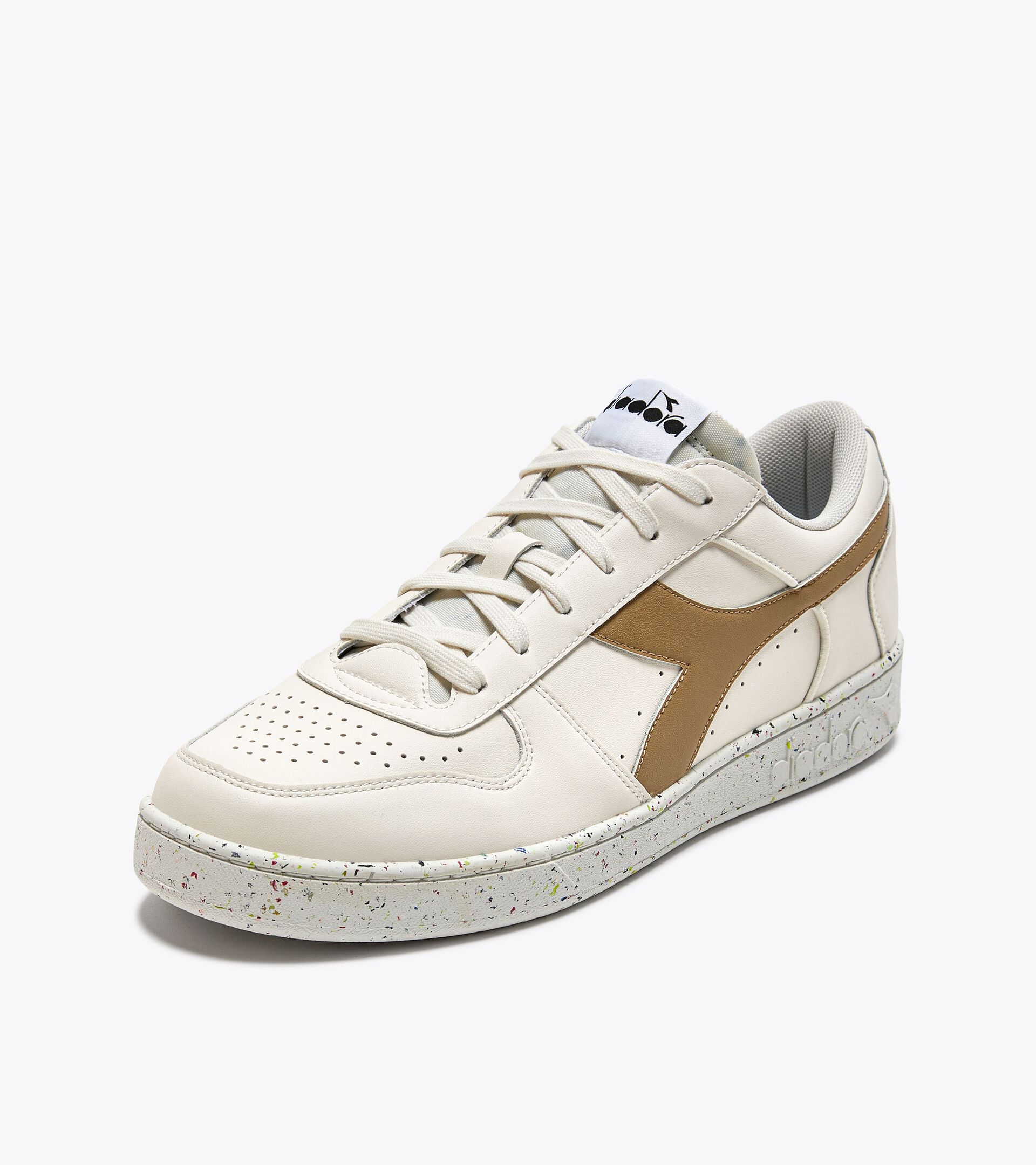 Sporty sneakers - Gender neutral MAGIC BASKET LOW 2030 WHITE/ICED COFFEE - Diadora