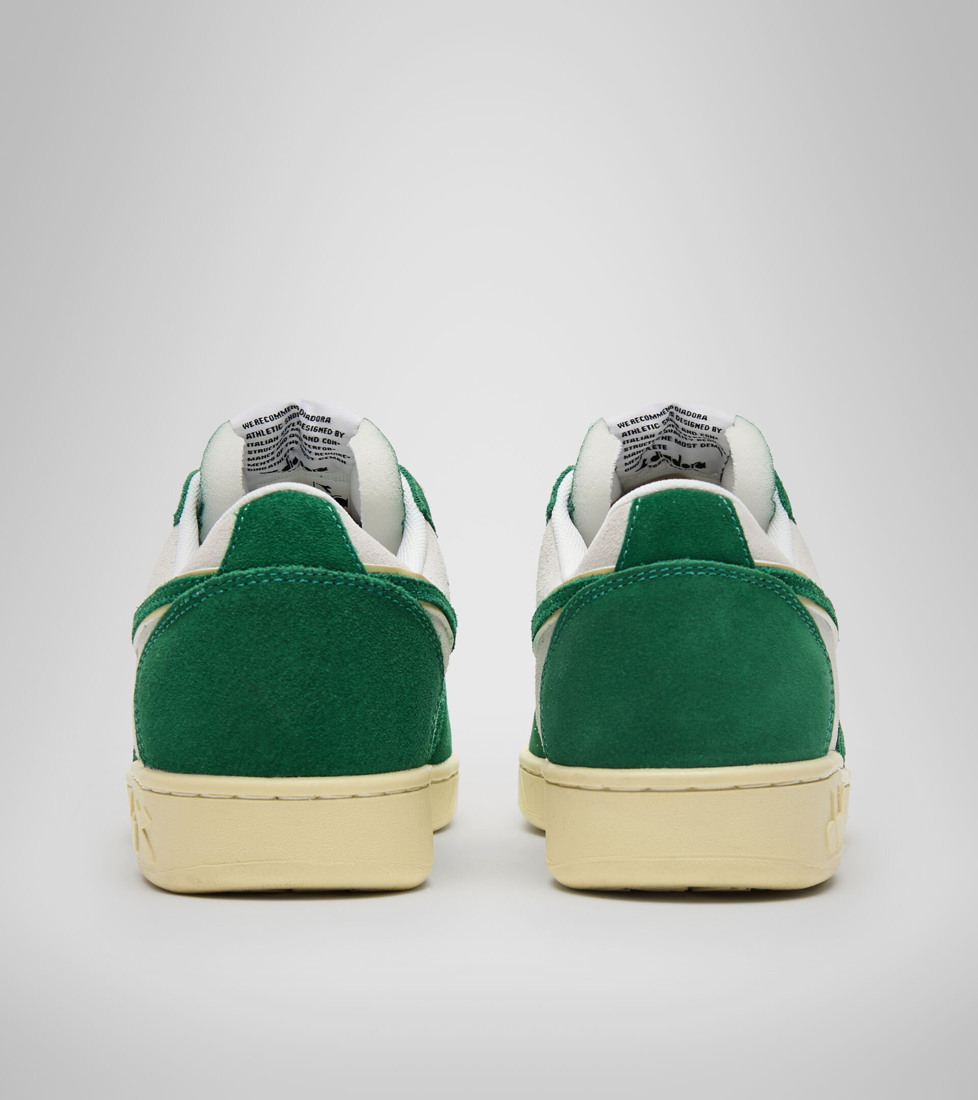 Sporty sneakers - Unisex MAGIC BASKET LOW SUEDE LEATHER AMAZON/WHITE - Diadora