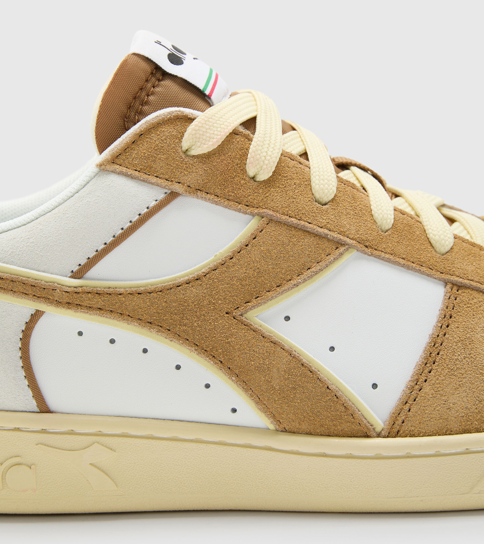 Sporty sneakers - Unisex MAGIC BASKET LOW SUEDE LEATHER WHITE/BROWN DIJON - Diadora