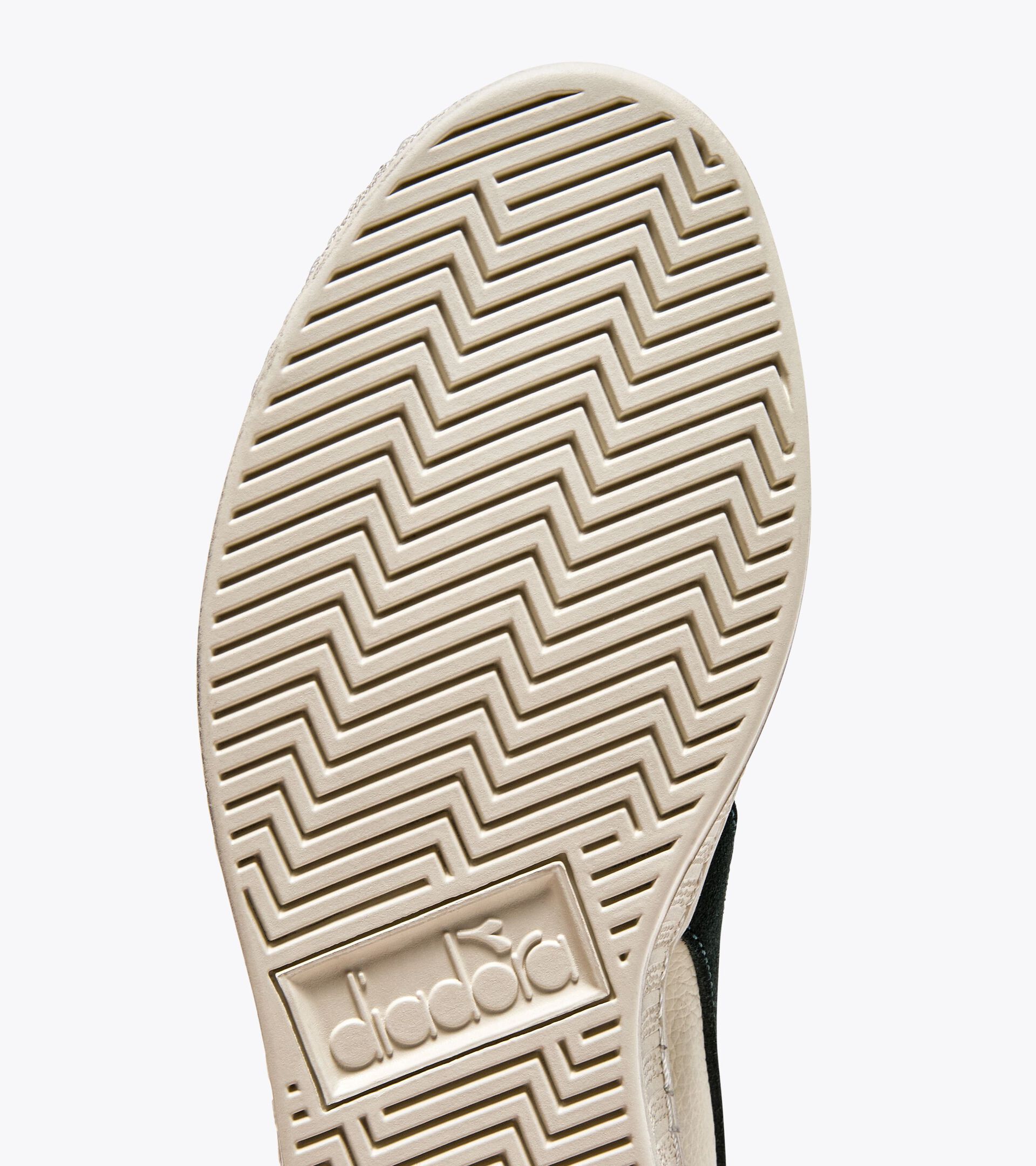Sporty sneakers - All-Gender GAME L LOW WAXED SUEDE POP SCARAB - Diadora