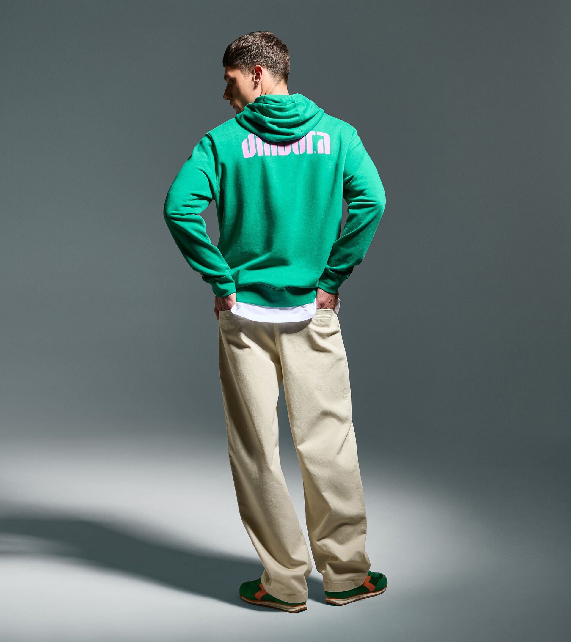 Sudadera casual con capucha - Para todos los géneros HOODIE ATHL. LOGO VERDE 562 C - Diadora