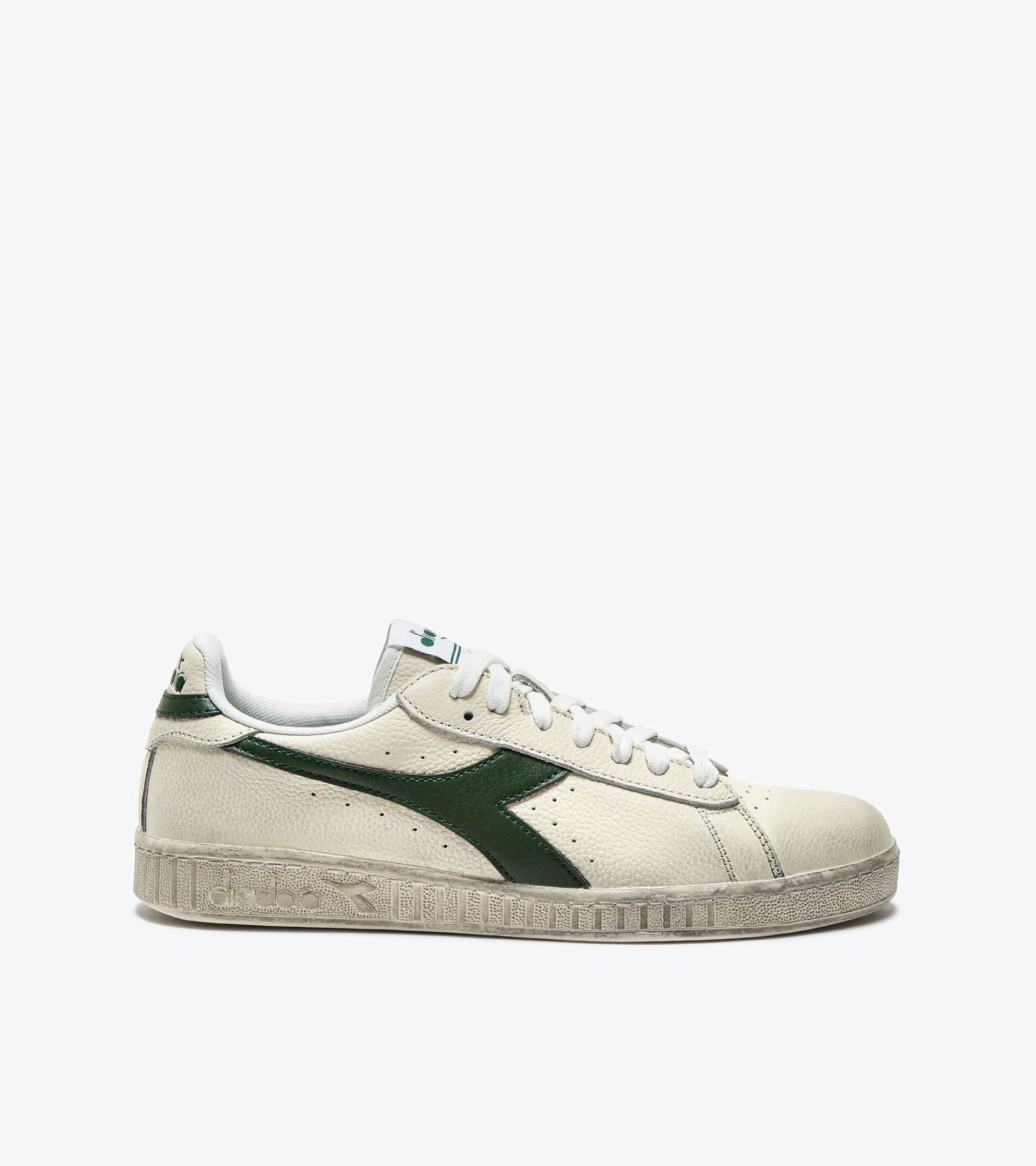 Sporty sneakers - All-Gender GAME L LOW WAXED WHITE/FOGLIAGE GREEN - Diadora