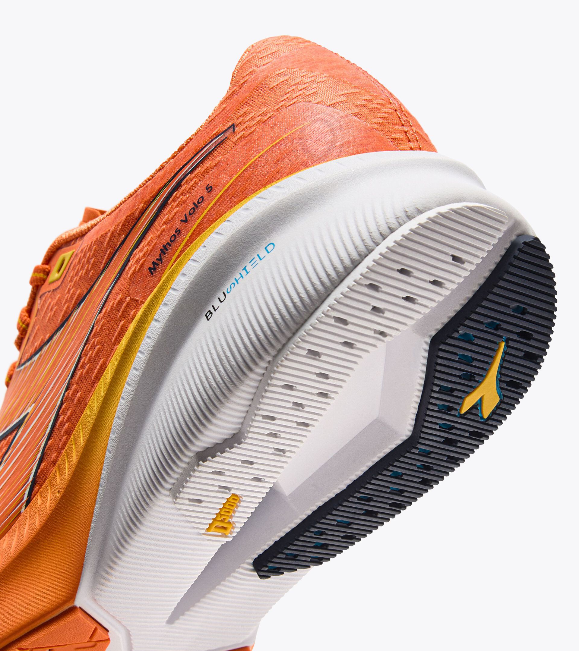 Running shoe - Stability and lightness - Men’s MYTHOS BLUSHIELD VOLO 5 NECTARINE/LEMON CHROME - Diadora