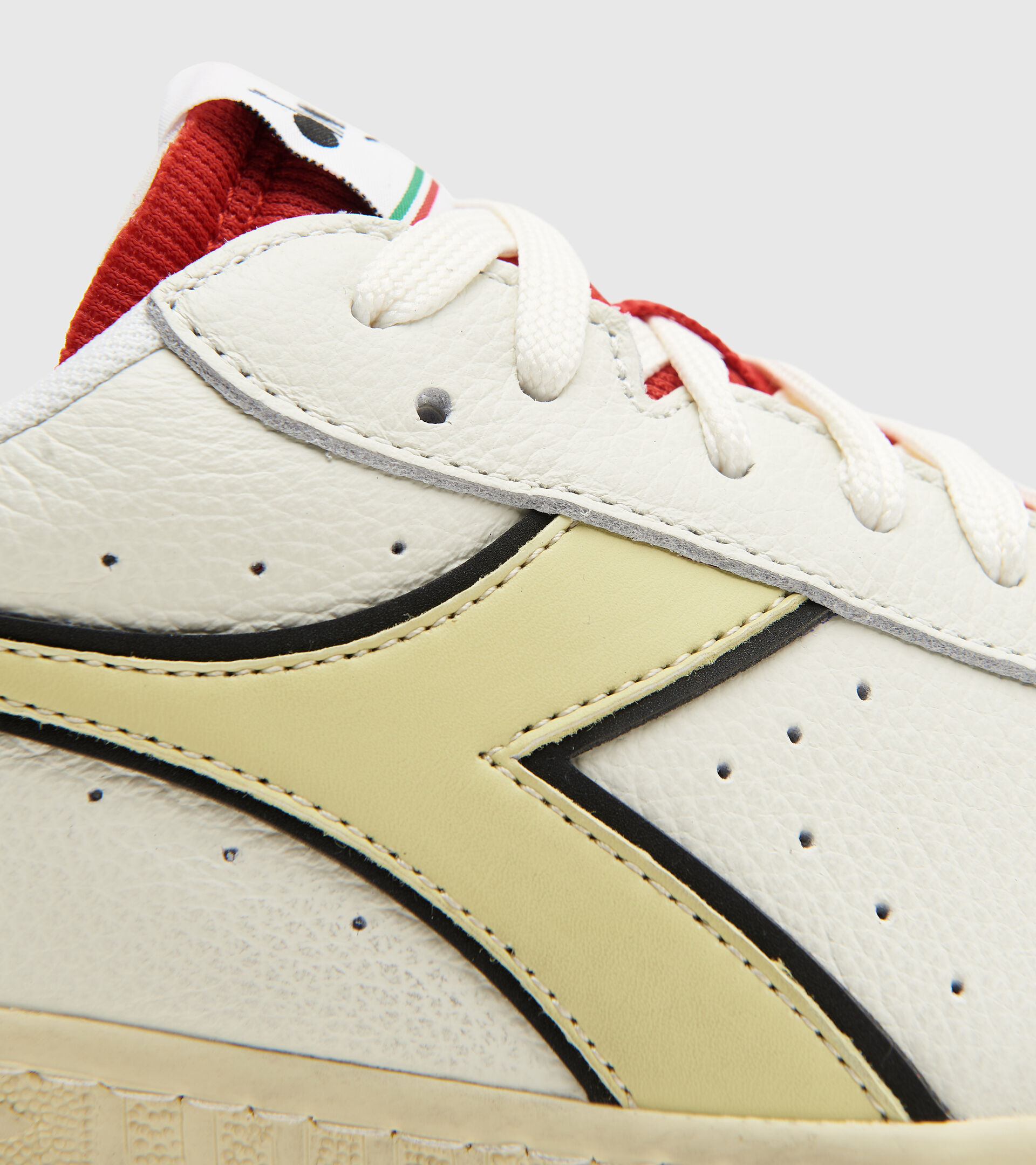 Sports shoe - Unisex GAME L LOW ICONA BLACK/WHITE/FER.RED ITALY - Diadora