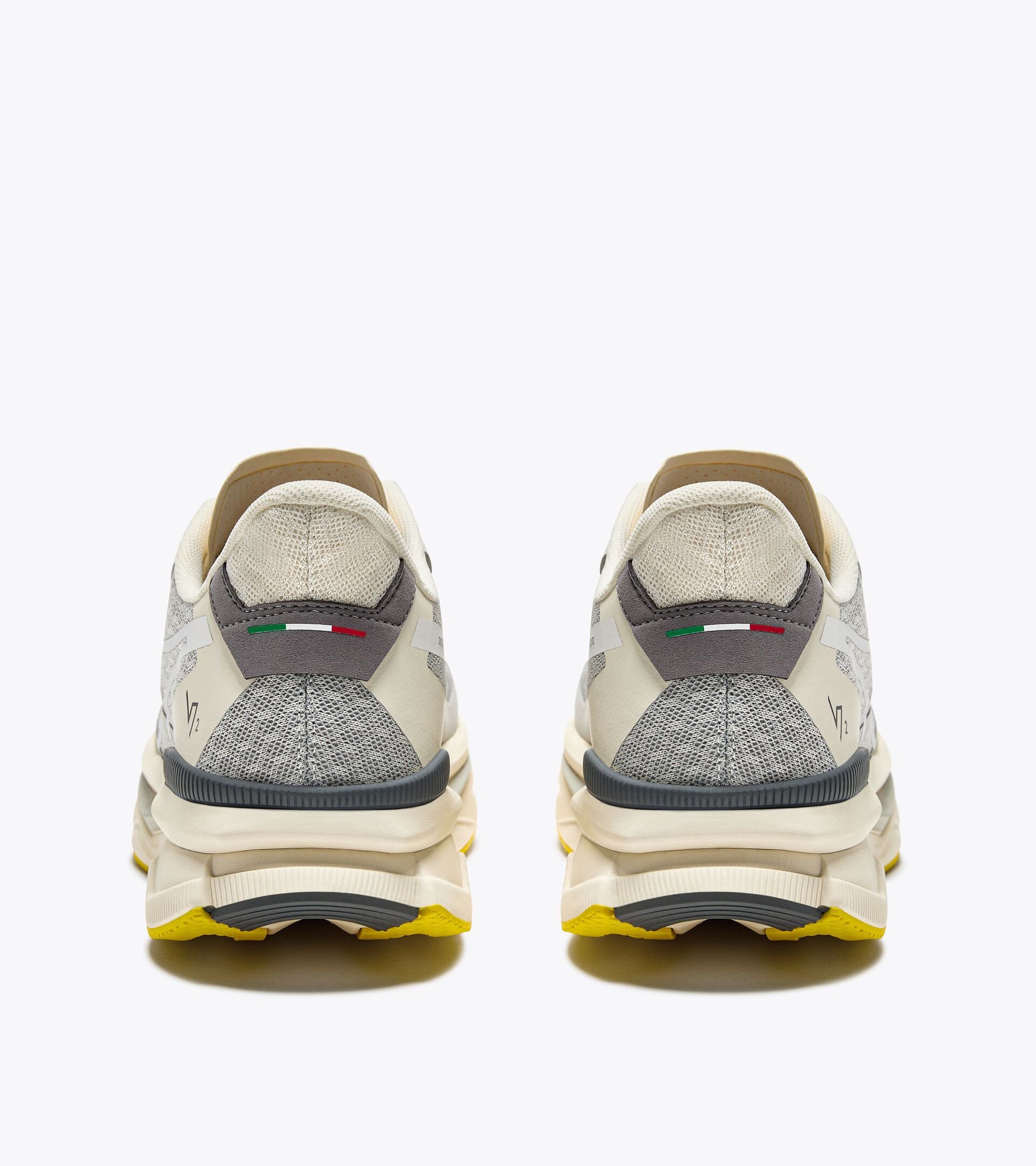 Made in Italy running shoe - Lightness and cushioning - All gender ATOMO V7000-2 SILVER DD/WHISPER WHITE - Diadora