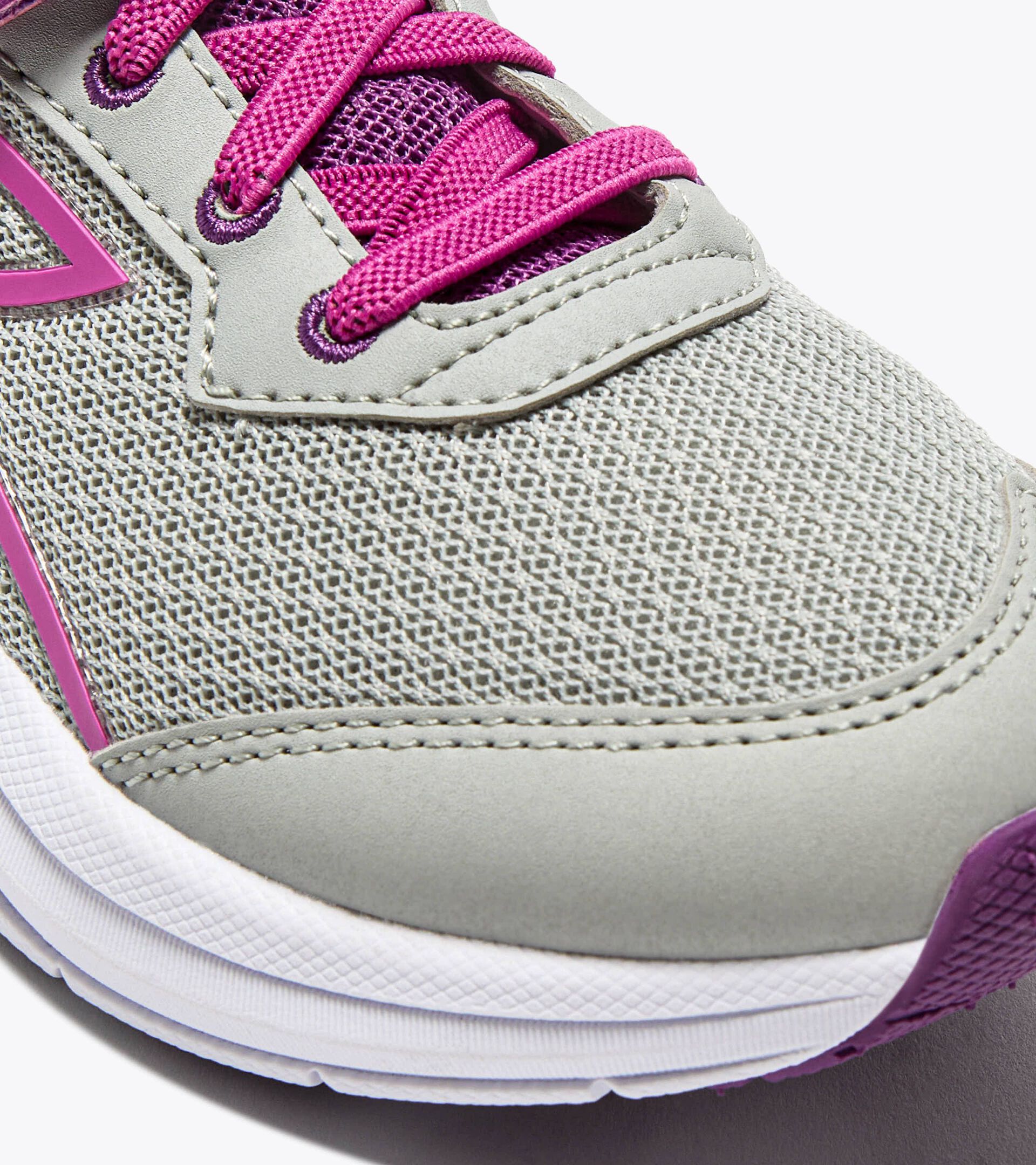 Running shoe - Double lacing system - Junior
SNIPE 3 JR SILVER DD/ROSE VIOLET - Diadora
