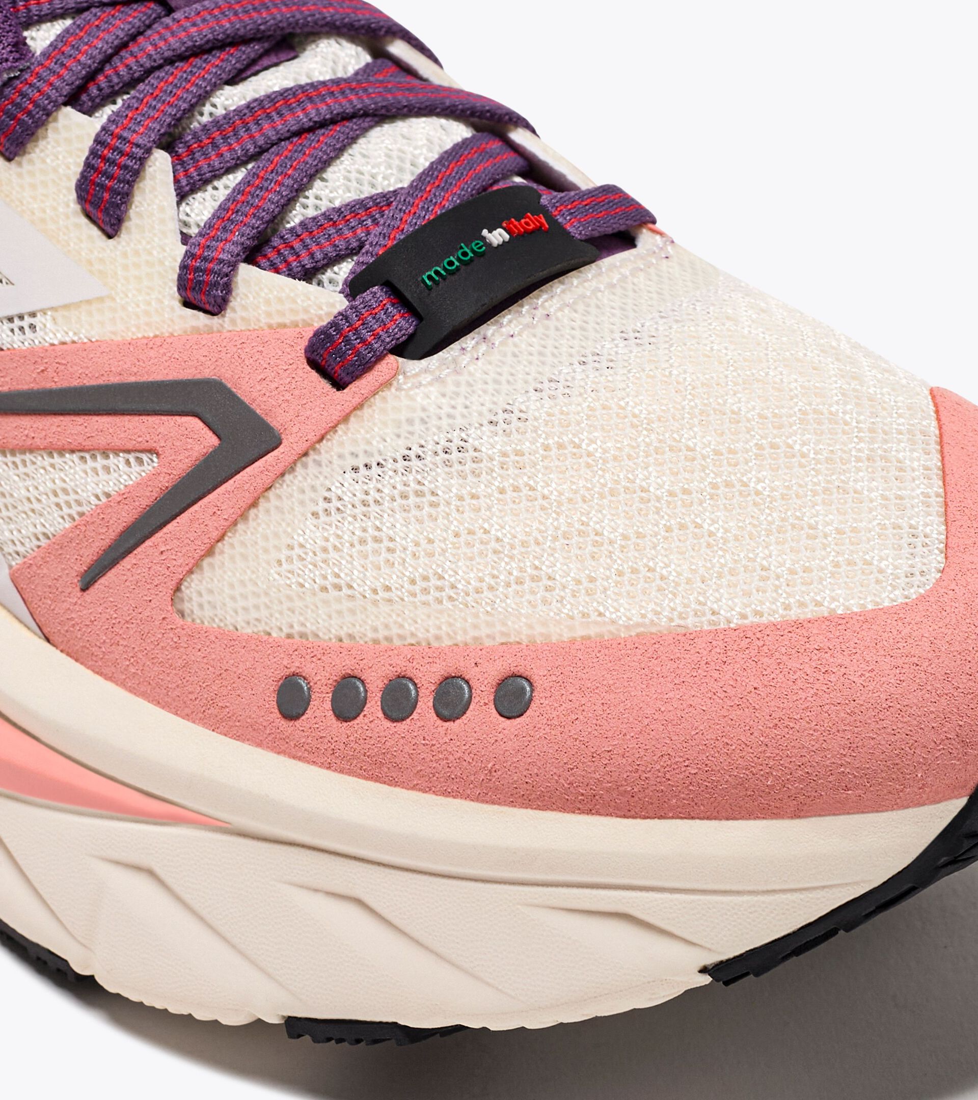 Made in Italy running shoe - Lightness and cushioning - All gender ATOMO V7000-2 WHISPER WHITE/PEACH AMBER - Diadora