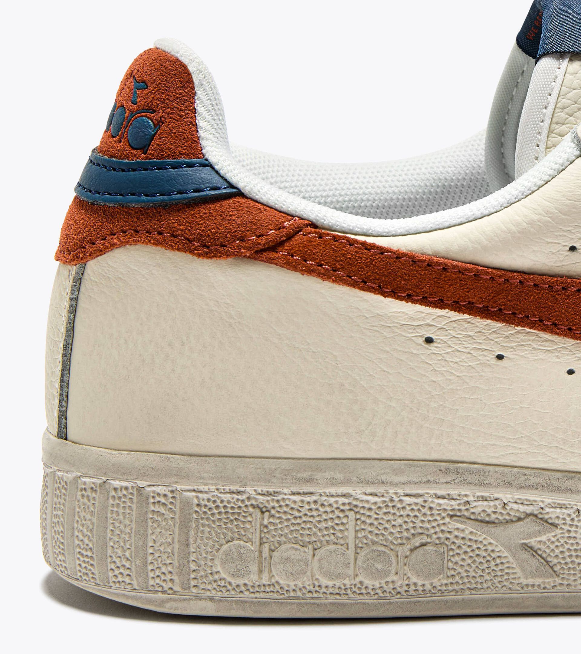 Sporty sneakers - All-Gender GAME L LOW WAXED SUEDE POP WHITE/RUST - Diadora
