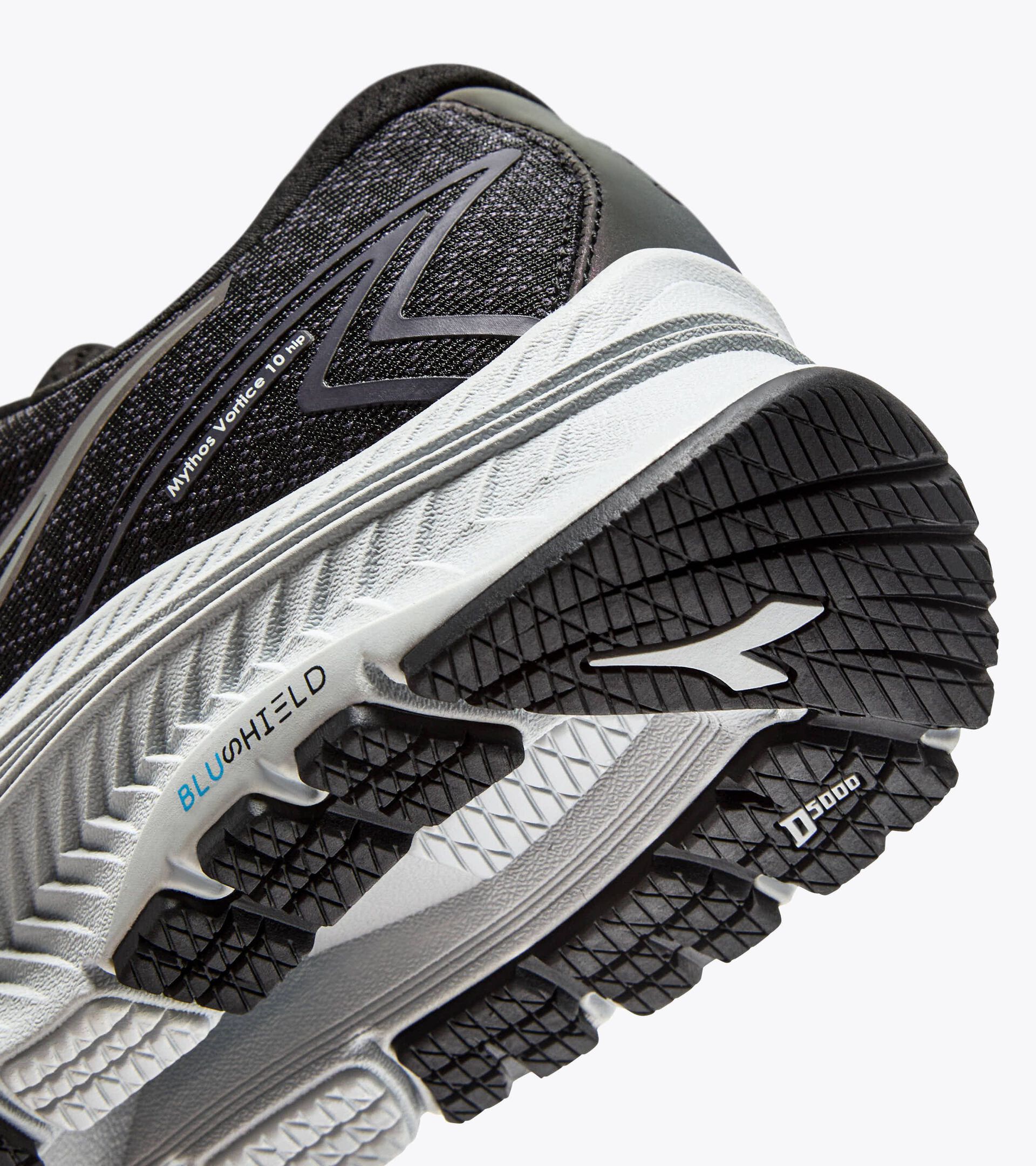 Running shoe with reflective details - Cushioning and protection - Women’s
MYTHOS BLUSHIELD 10 VORTICE HIP W BLACK/GLACIER GRAY - Diadora