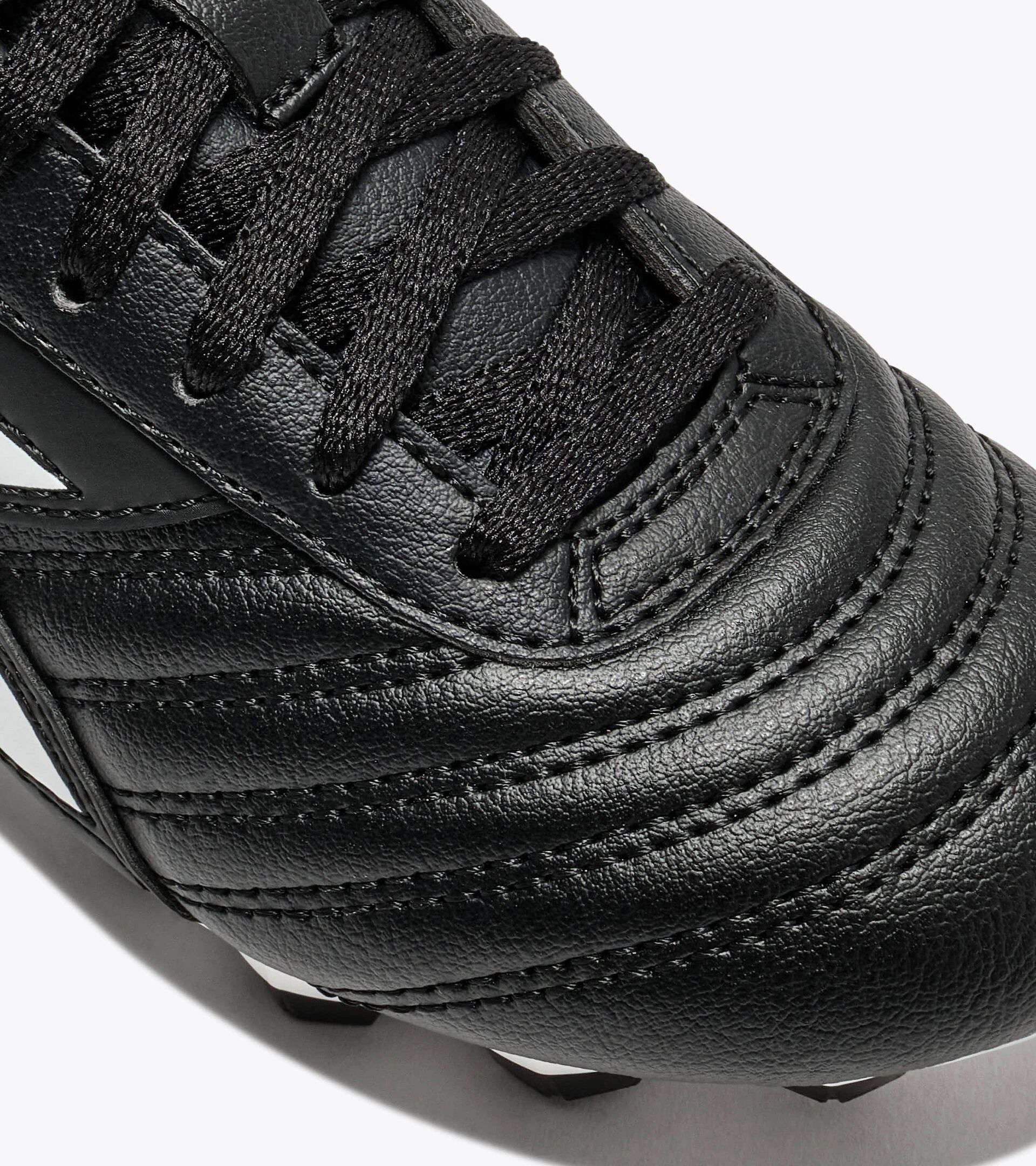 Bota de f&uacute;tbol para superficies compactas - J&uacute;nior
 BRASIL ICON R LPU JR NEGRO/BLANCO - Diadora