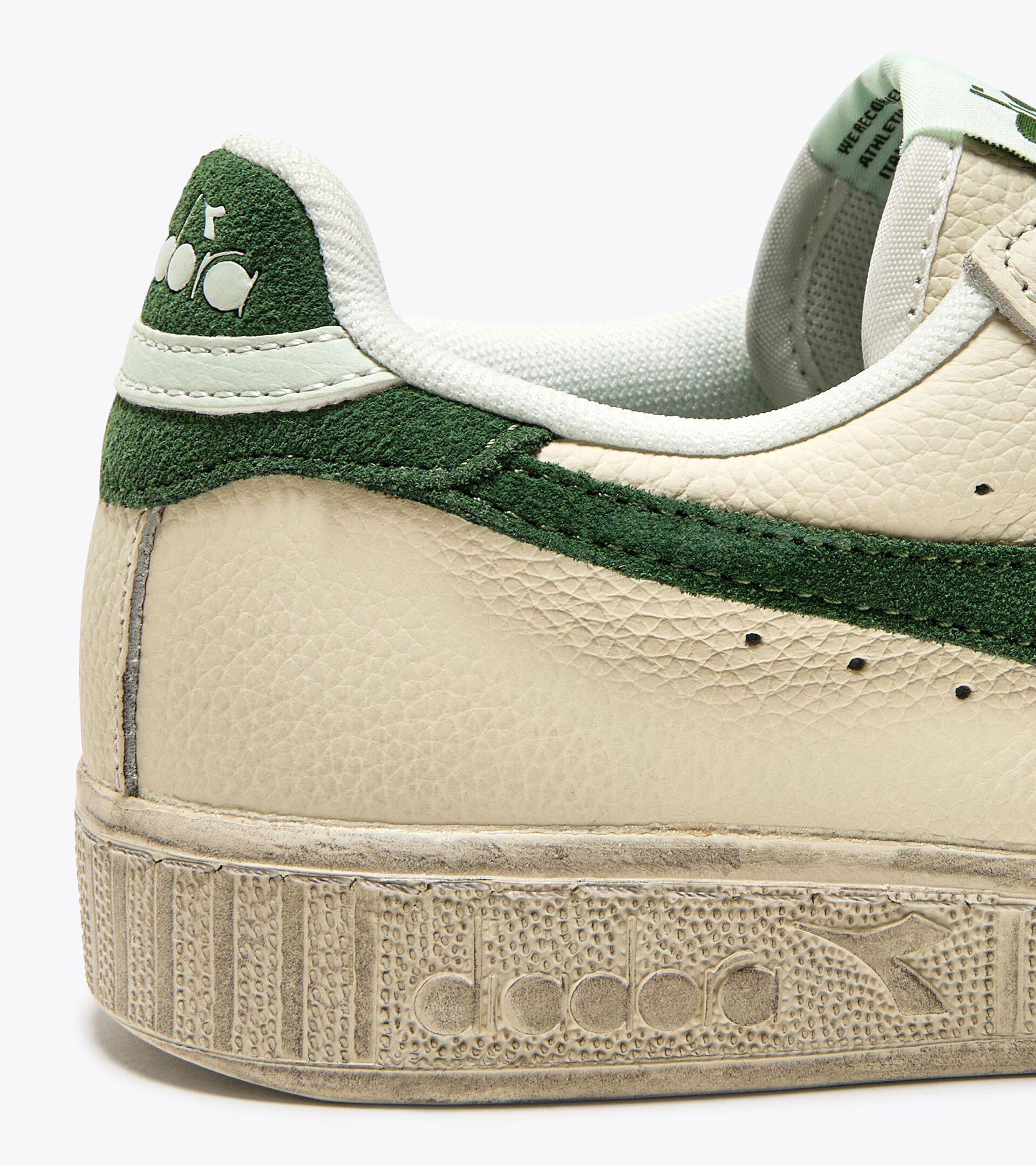 Sporty sneakers - All-Gender GAME L LOW WAXED SUEDE POP GREEN GUARD - Diadora
