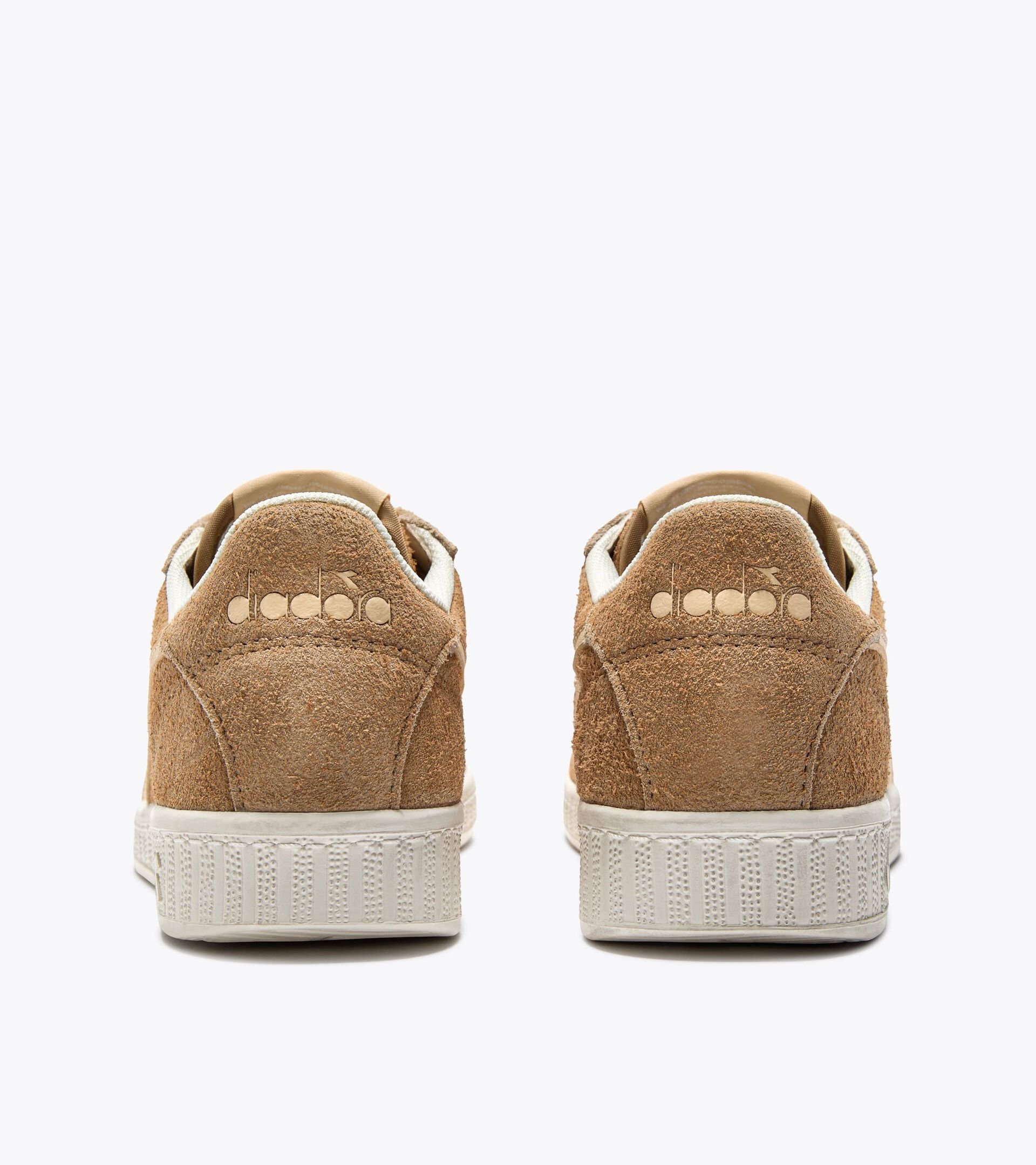 Sporty sneakers - All-Gender GAME LOW SUEDE WAXED BEIGE CLASSIC - Diadora