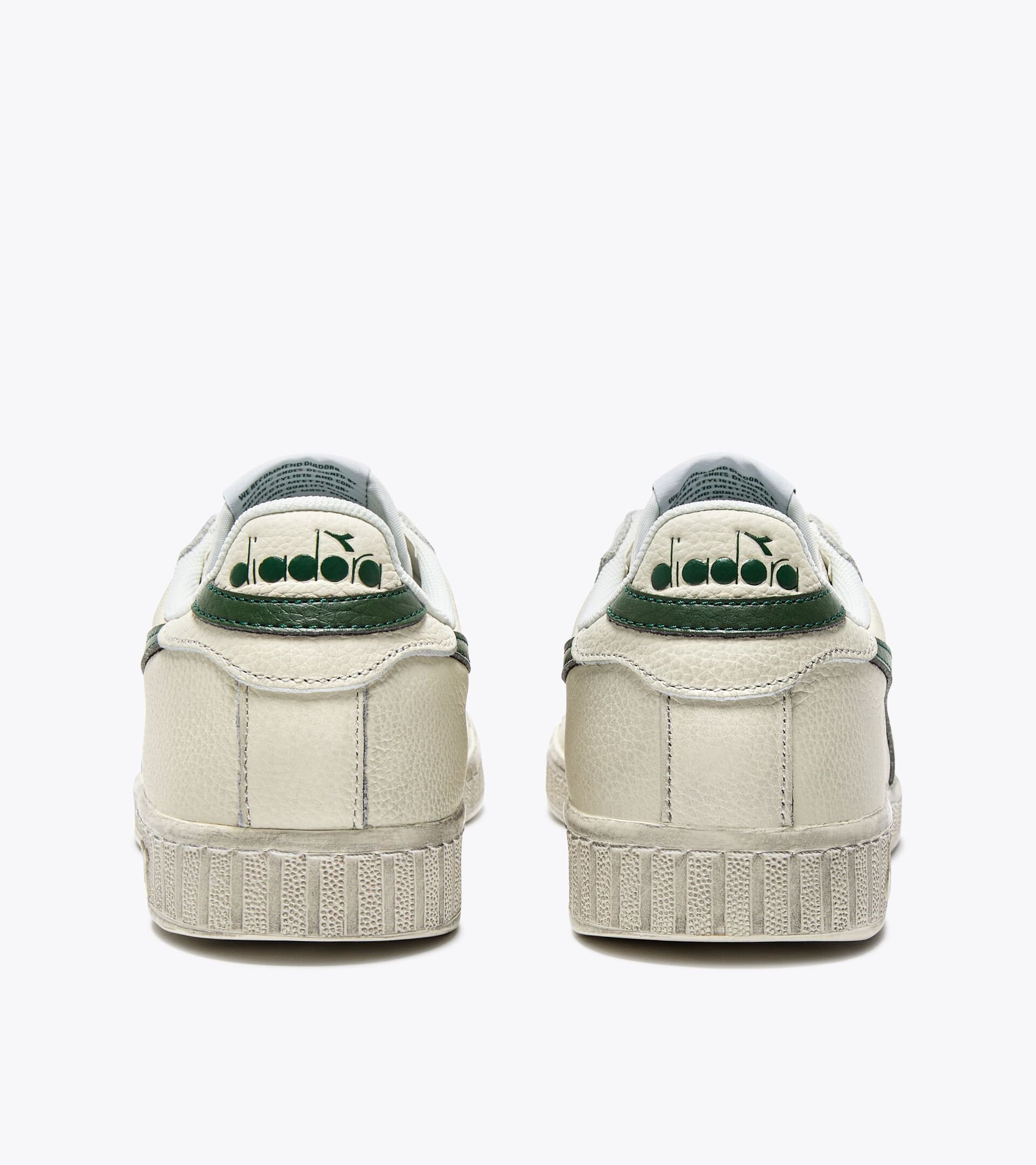 Sporty sneakers - All-Gender GAME L LOW WAXED WHITE/FOGLIAGE GREEN - Diadora