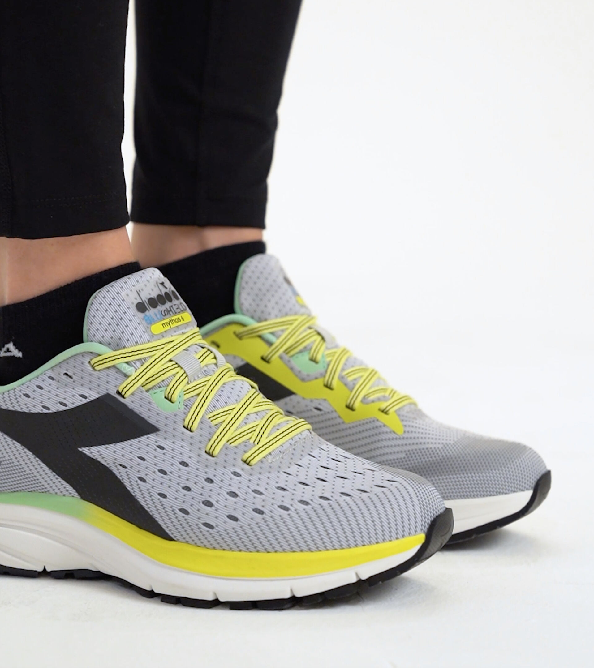 Scarpa da running - Donna MYTHOS BLUSHIELD 6 W ARGENTO DD/GRIGIO ACCIAIO/NERO - Diadora