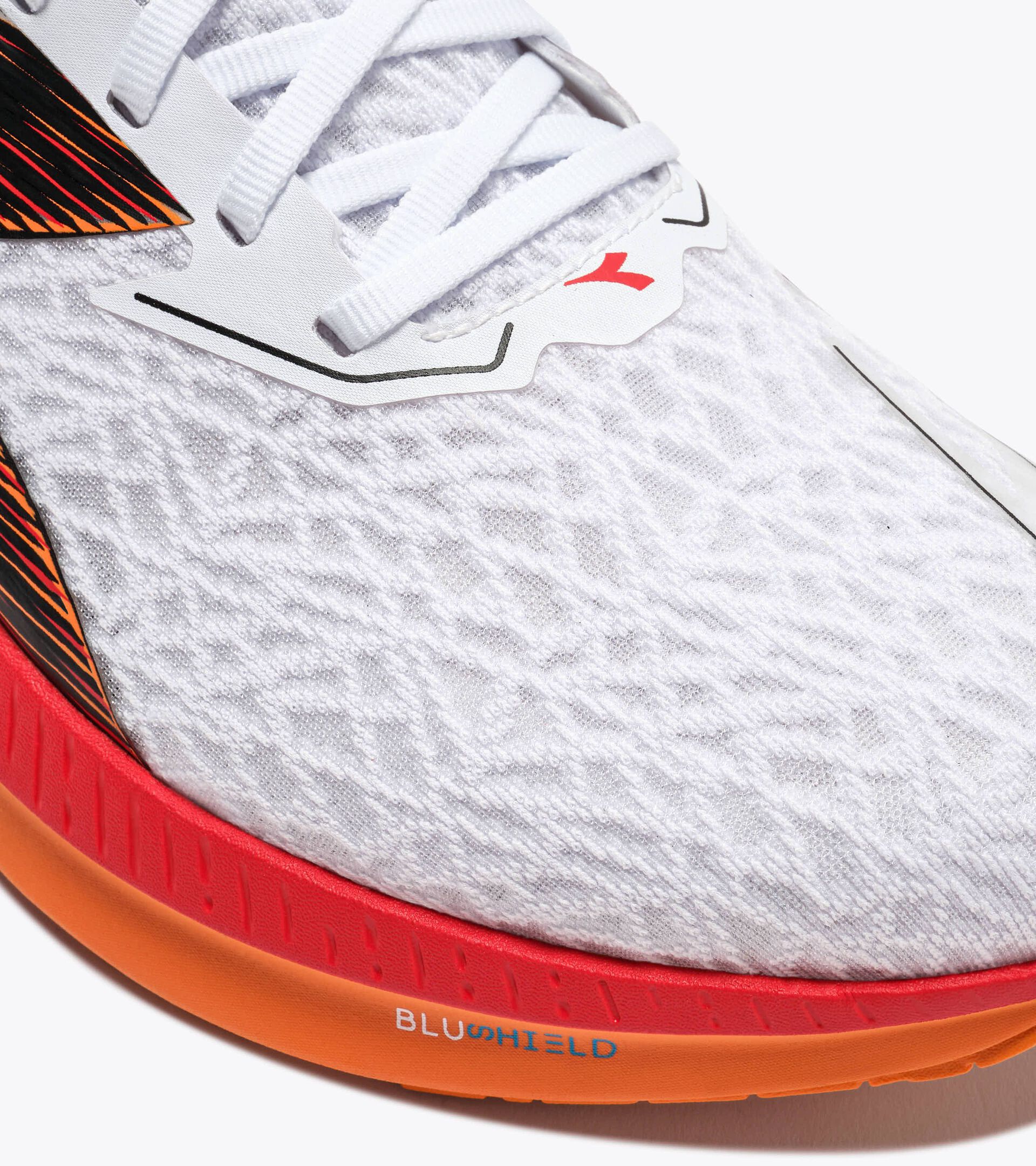 Running shoe - Stability and lightness - Men&rsquo;s MYTHOS BLUSHIELD VOLO 6 WHITE /ORANGE PEEL /FIERY RED - Diadora