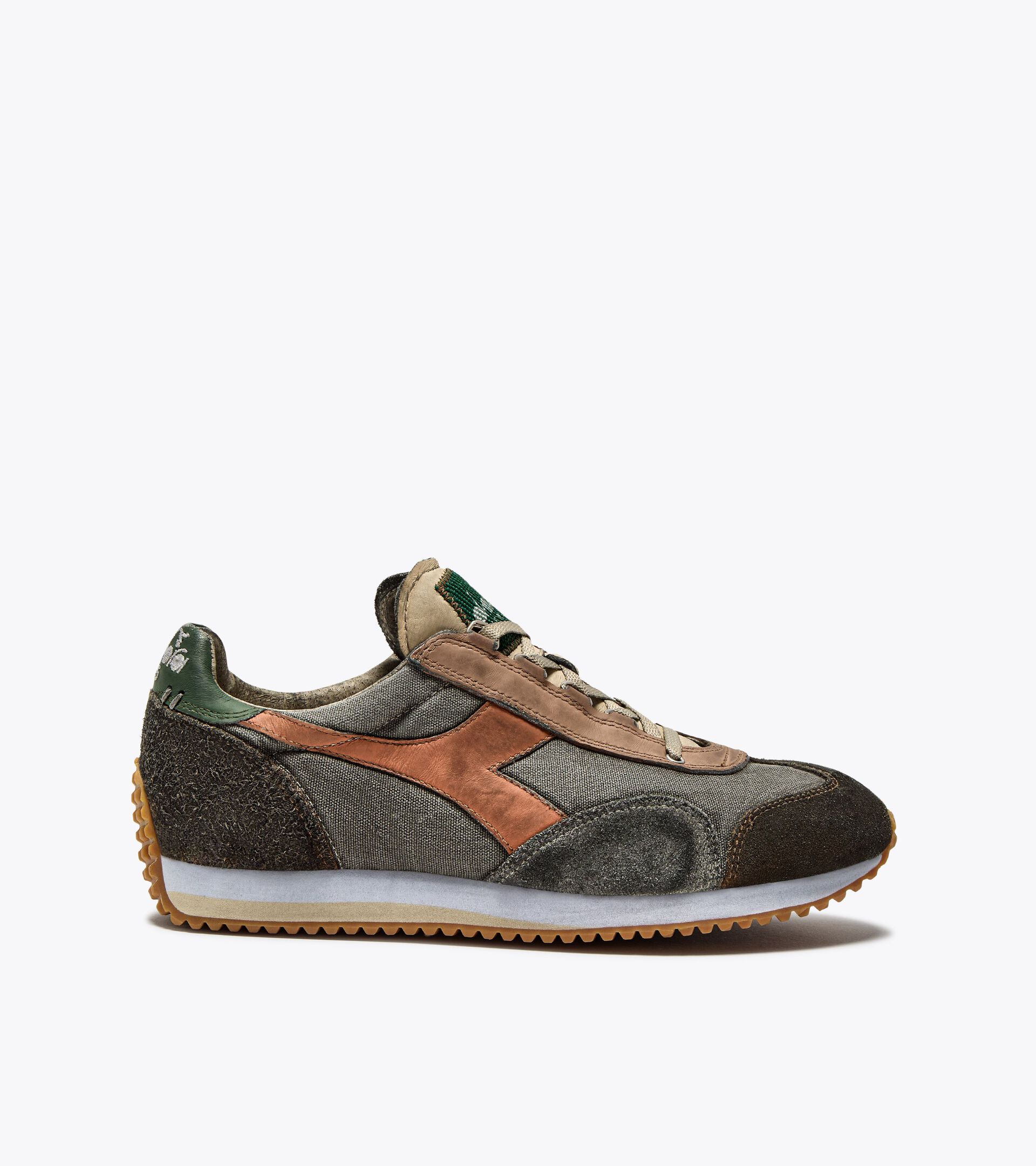Zapatilla Heritage de piel - Para todos los géneros
 EQUIPE DIRTY SW EVO BEIGE BRILLANTE ALABASTRO - Diadora