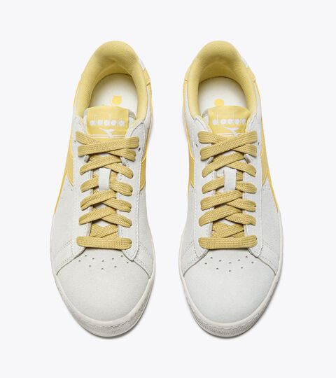 Sporty sneakers - All-Gender GAME L LOW SUEDE WAXED WHITE/CORNSILK - Diadora