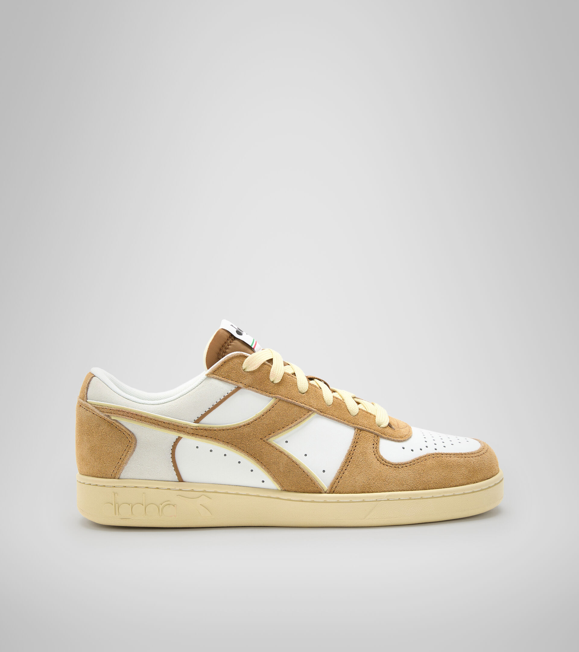 Sporty sneakers - Unisex MAGIC BASKET LOW SUEDE LEATHER WHITE/BROWN DIJON - Diadora