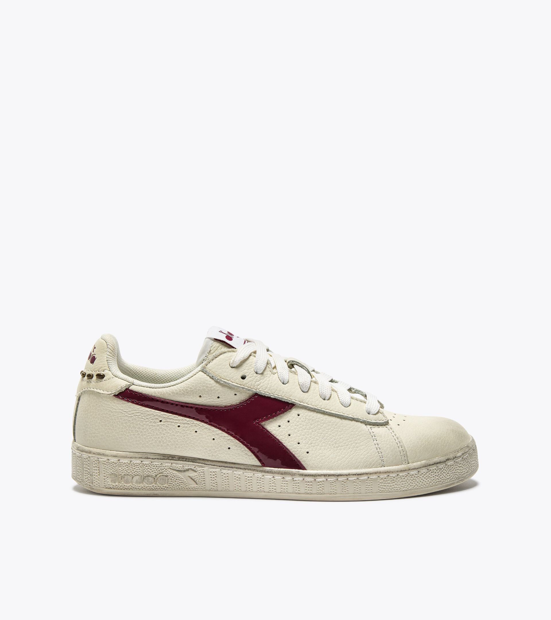 Zapatilla deportiva de piel - Mujer
GAME L LOW WAXED STUDS WN ROJO GRANADA - Diadora