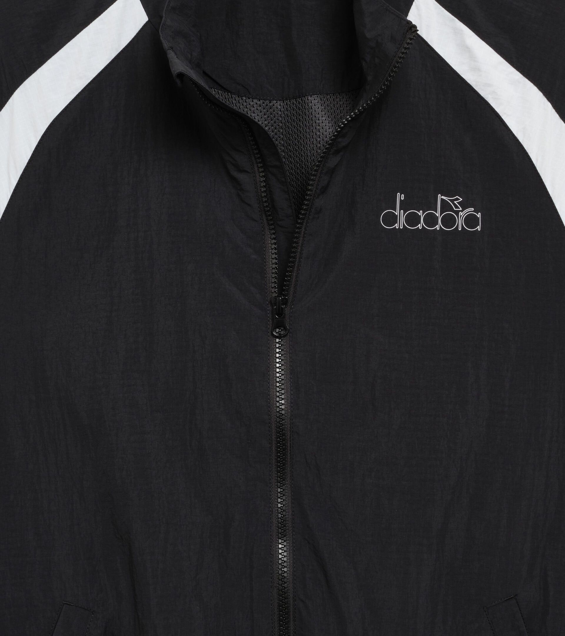 Ch&aacute;ndal de ripstop - Para todos los g&eacute;neros
 TRACKSUIT LOGO EXC. II NEGRO - Diadora