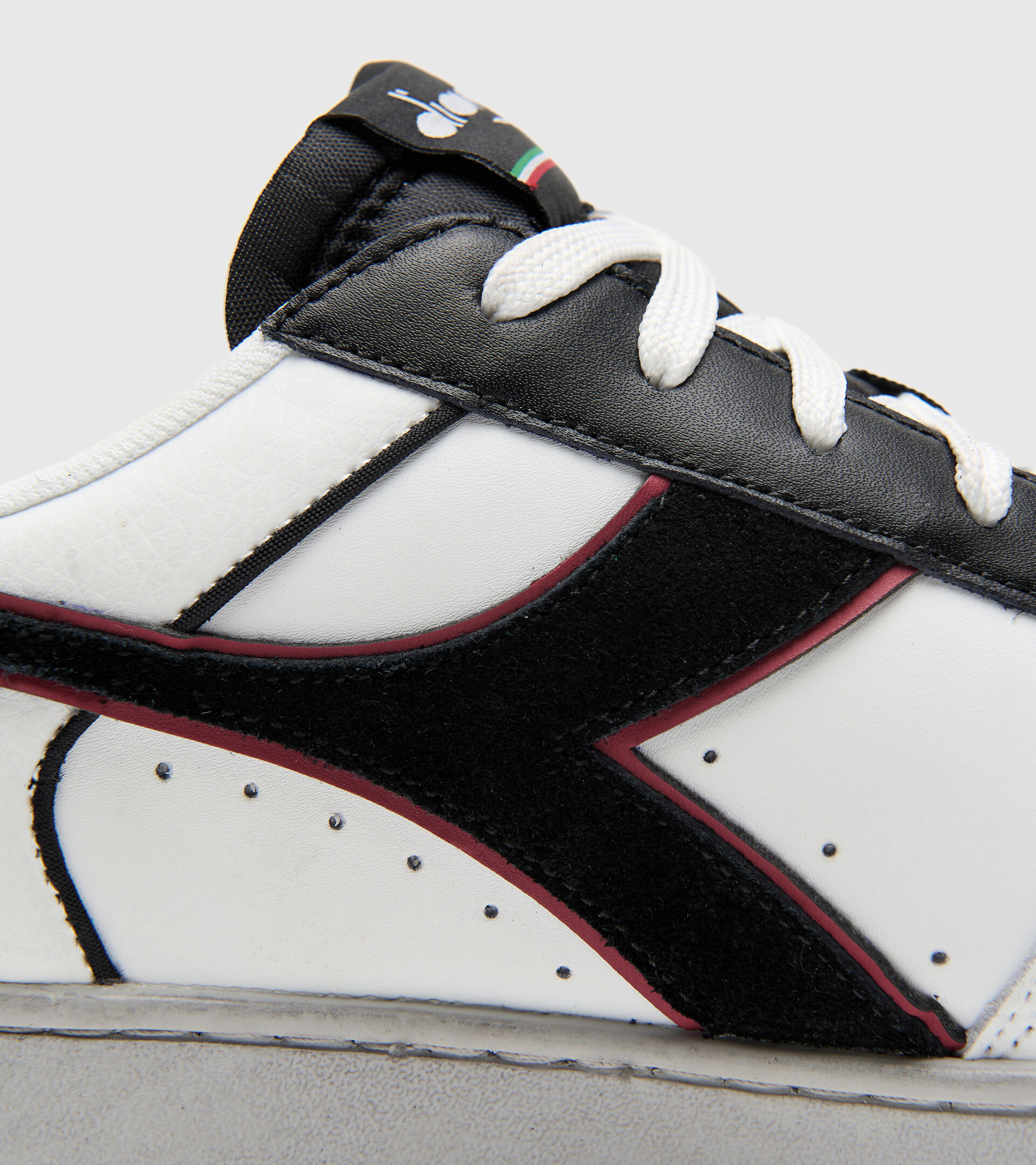 Sports shoes - Unisex MAGIC BASKET LOW ICONA LEATHER WHITE/RED GRANATA - Diadora
