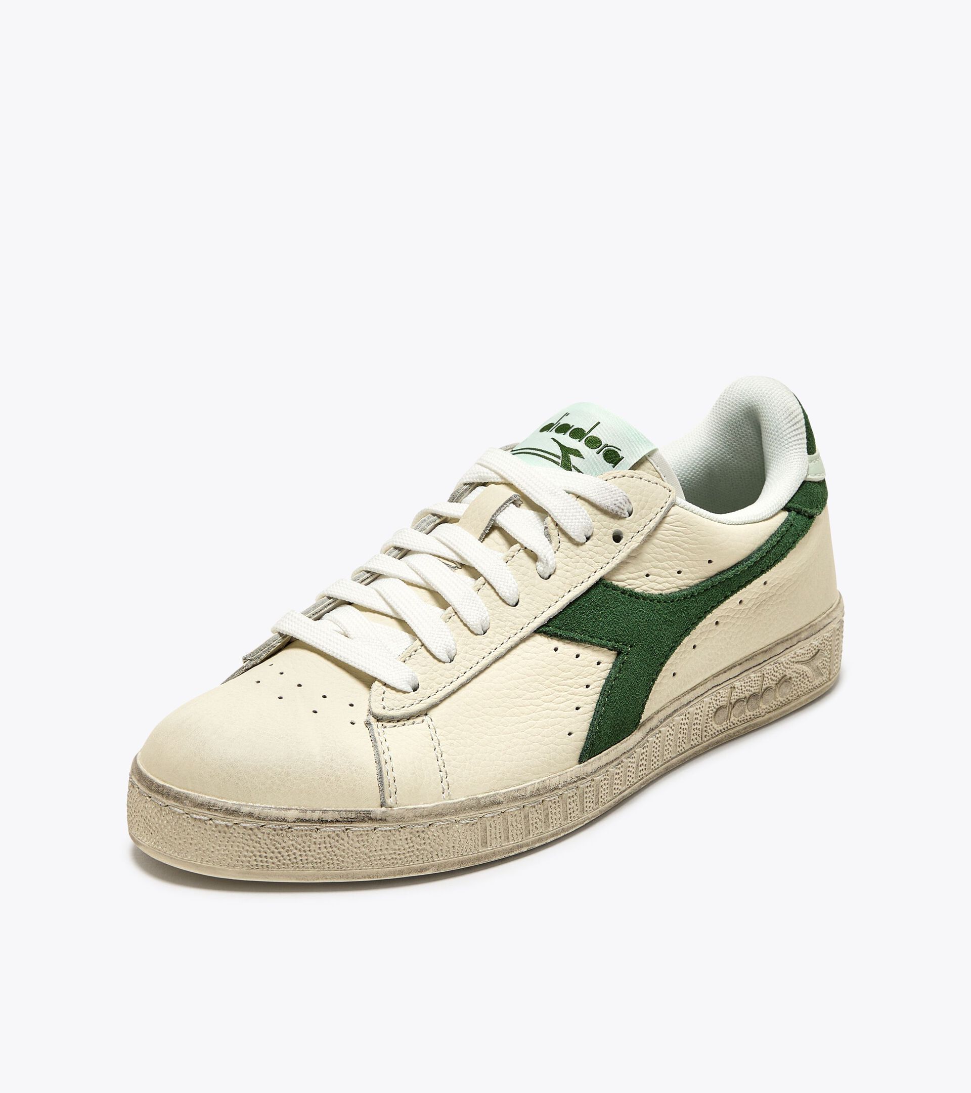 Sporty sneakers - All-Gender GAME L LOW WAXED SUEDE POP GREEN GUARD - Diadora