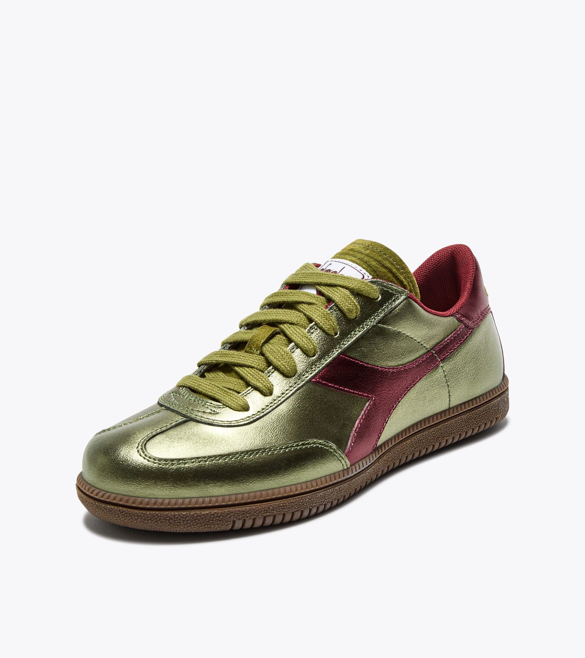 Zapatilla de piel metalizada - Para todos los géneros
TRAINER METALIZED VERDE SEMILLA CARDAMOMO - Diadora