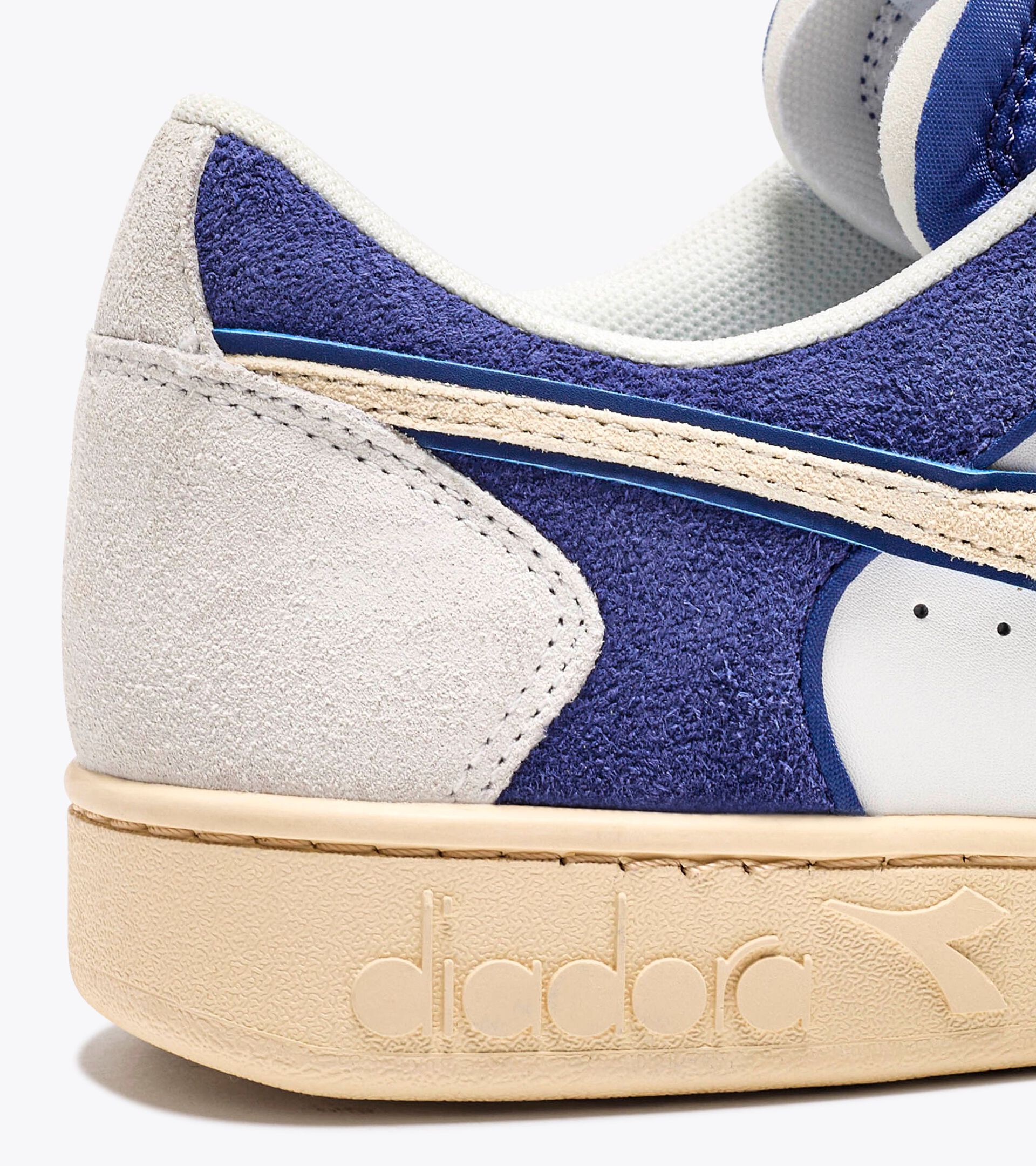 Sporty sneakers - All-Gender MAGIC BASKET LOW SUEDE LEATHER WHITE/BLUE EYES - Diadora