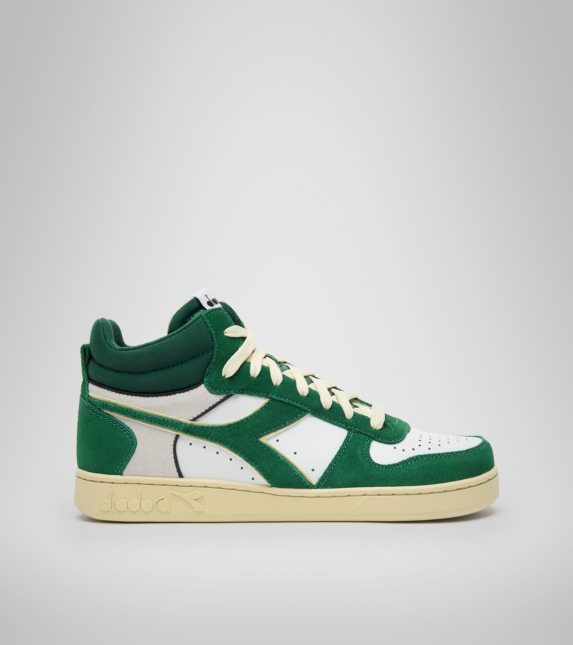 Sporty sneakers - Unisex MAGIC BASKET DEMI CUT SUEDE LEATHER AMAZON/WHITE - Diadora