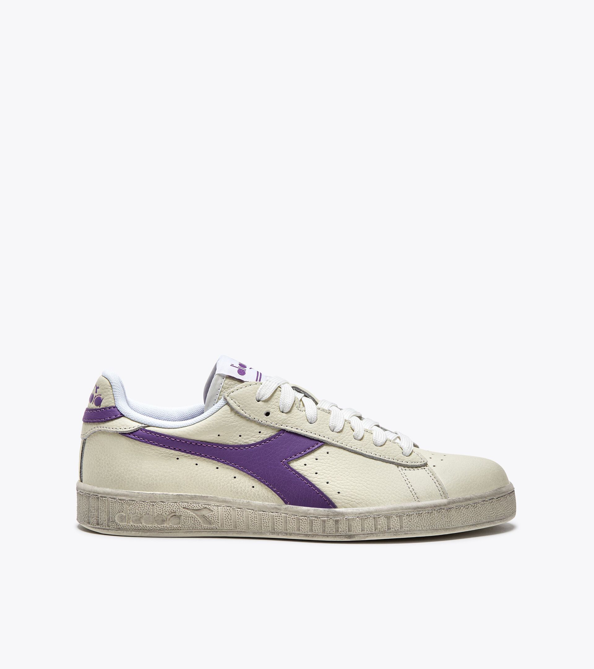 Sporty sneakers - All-Gender GAME L LOW WAXED WHITE/VIOLET BERRY  (C6210) - Diadora
