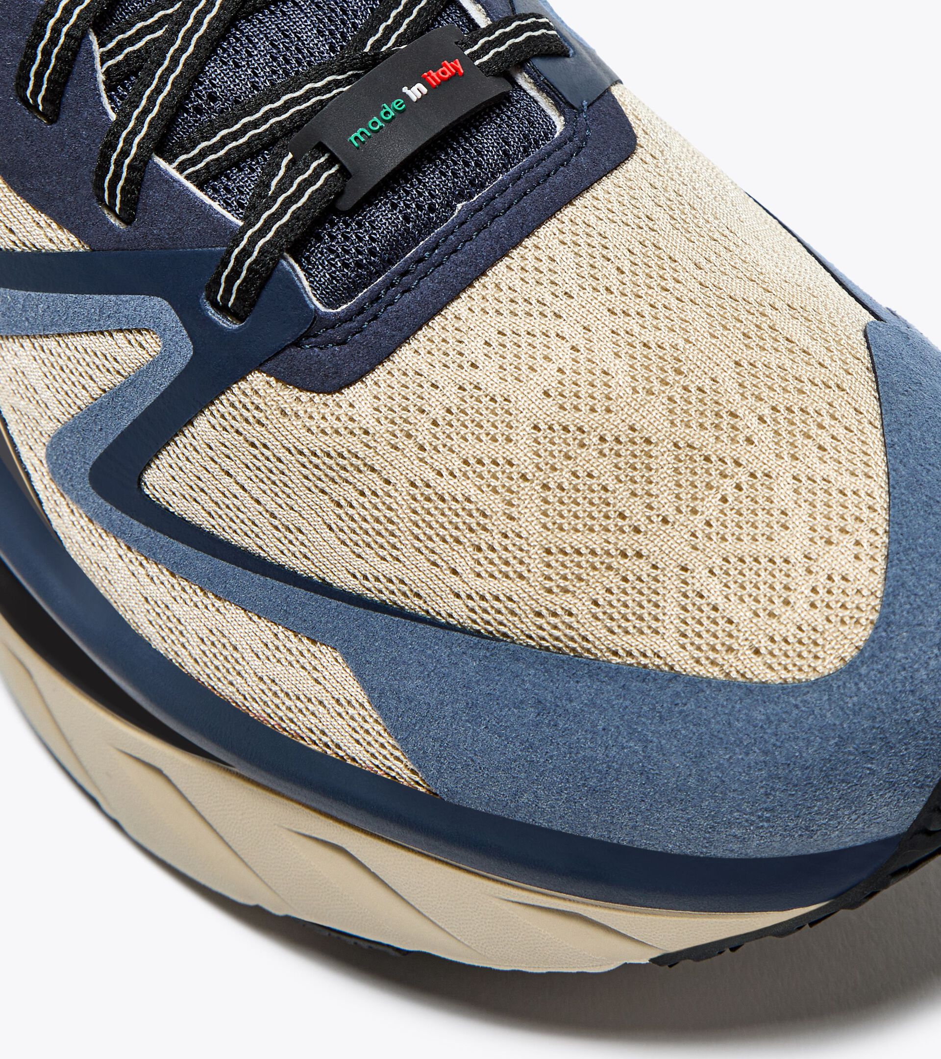 Scarpe da running Made in Italy - Gender neutral
ATOMO V7000 DROMO BEIGE MURO CASTELLO/NERO - Diadora