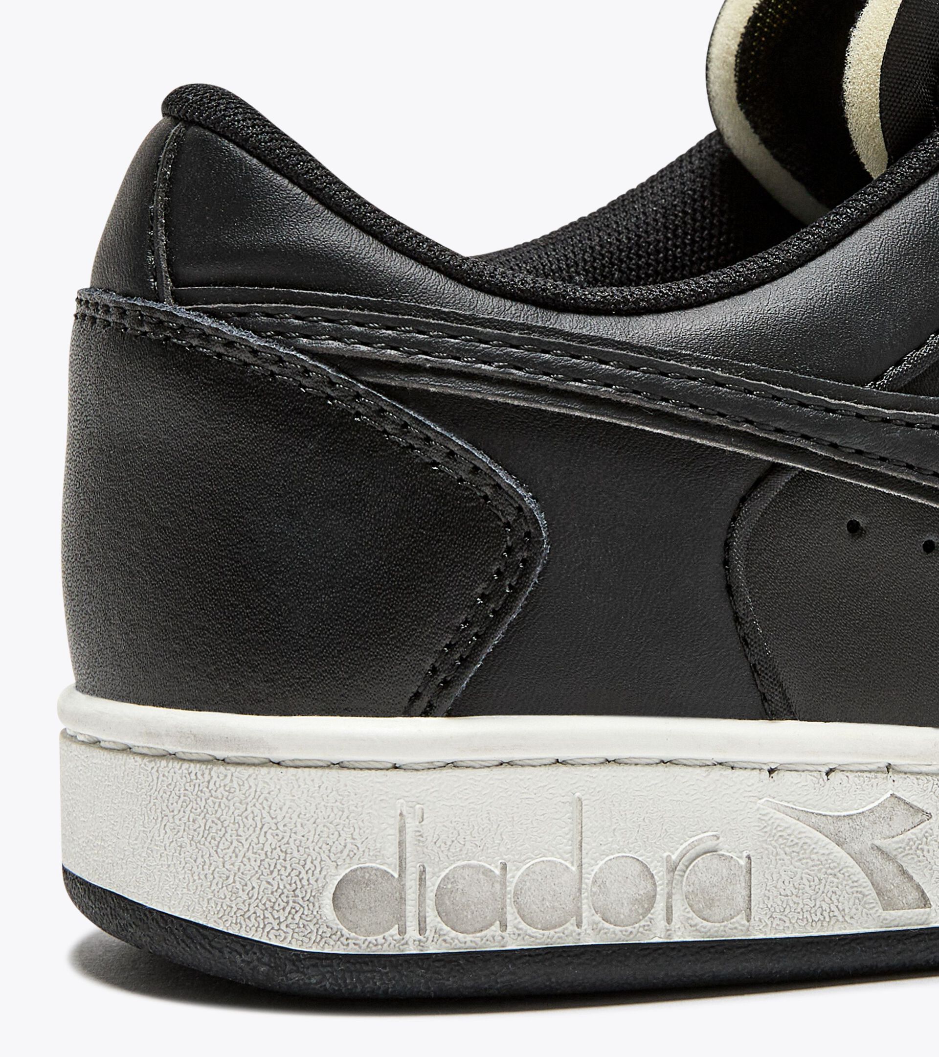 Sporty sneakers - All-Gender MAGIC BASKET LOW ICONA BLACK/BLACK - Diadora