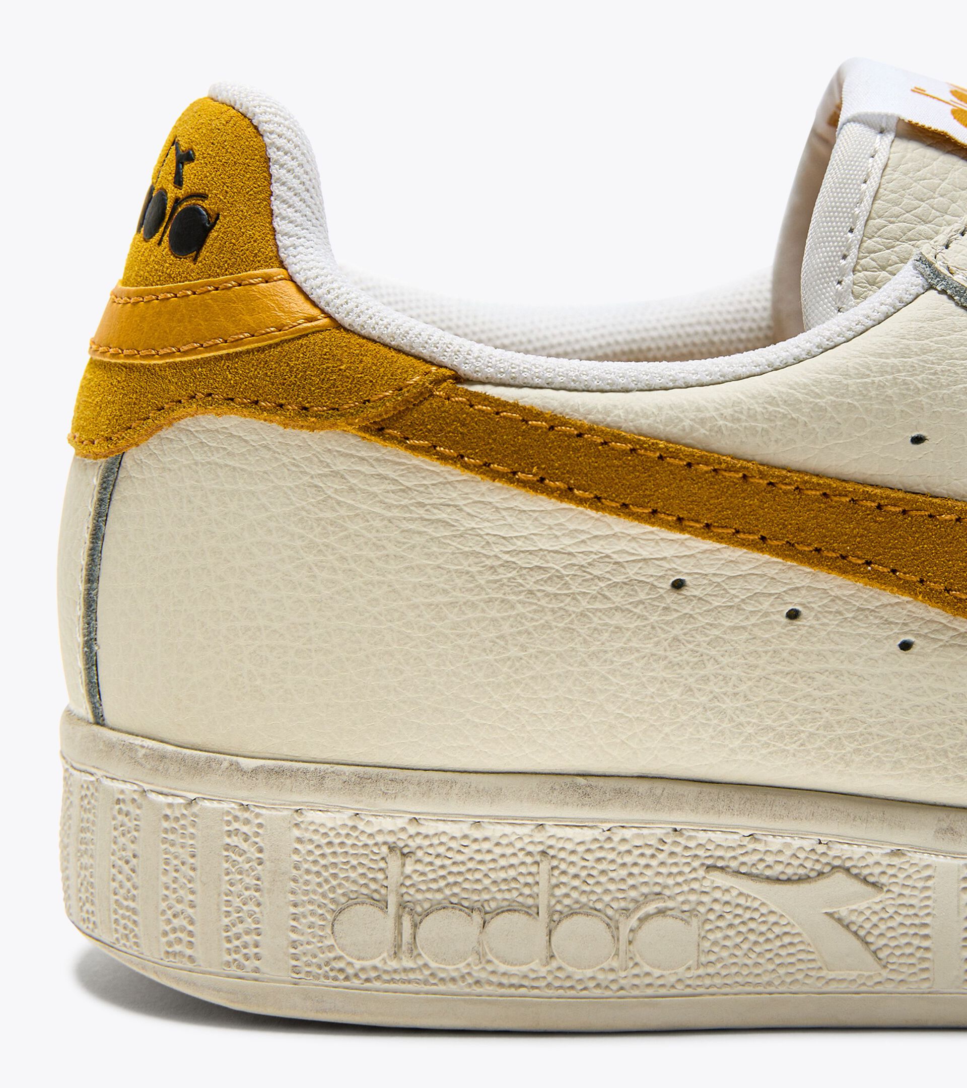 Sporty sneakers - Gender neutral GAME L LOW WAXED SUEDE POP WHITE/CALENDULA - Diadora