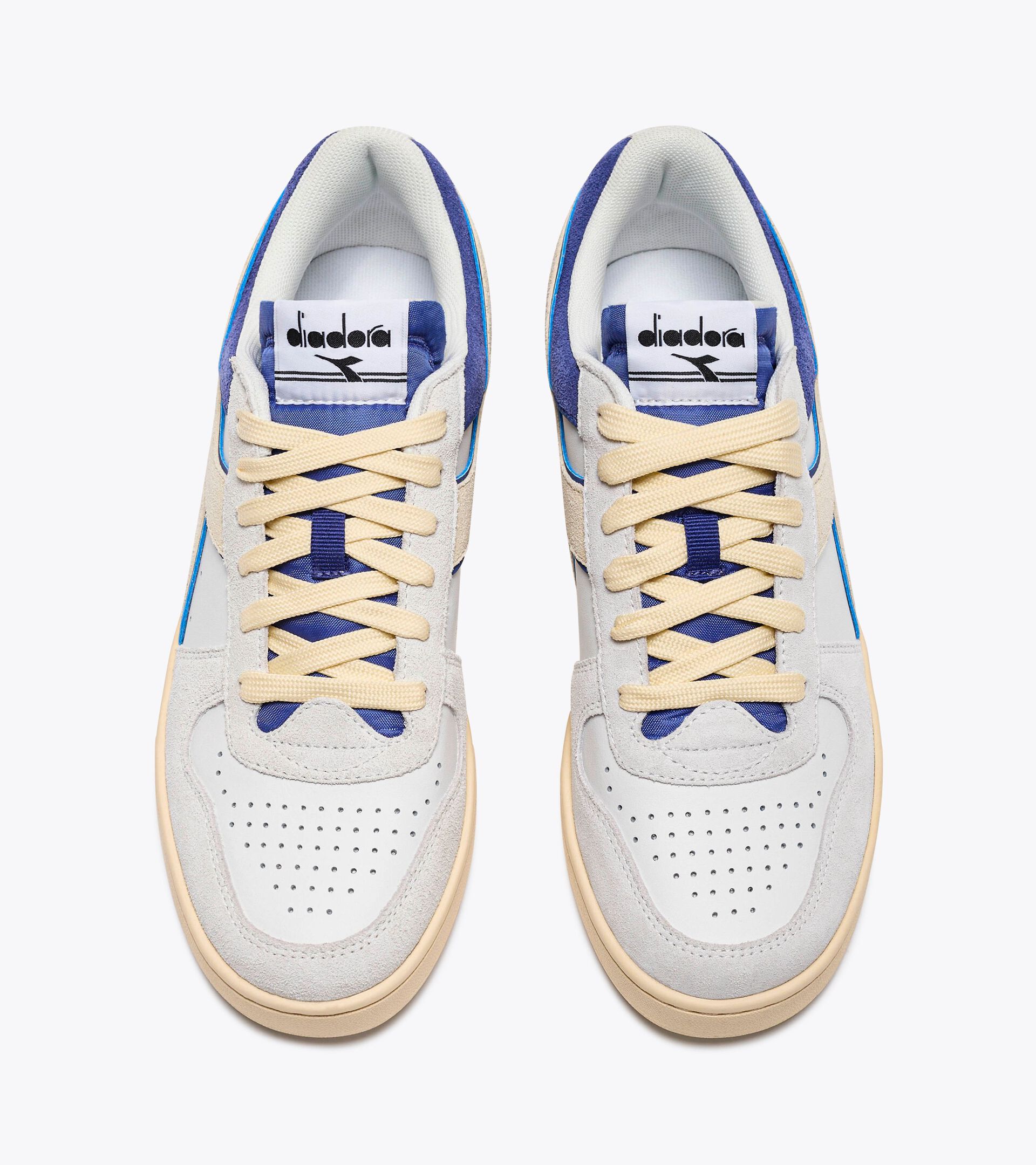 Sporty sneakers - All-Gender MAGIC BASKET LOW SUEDE LEATHER WHITE/BLUE EYES - Diadora