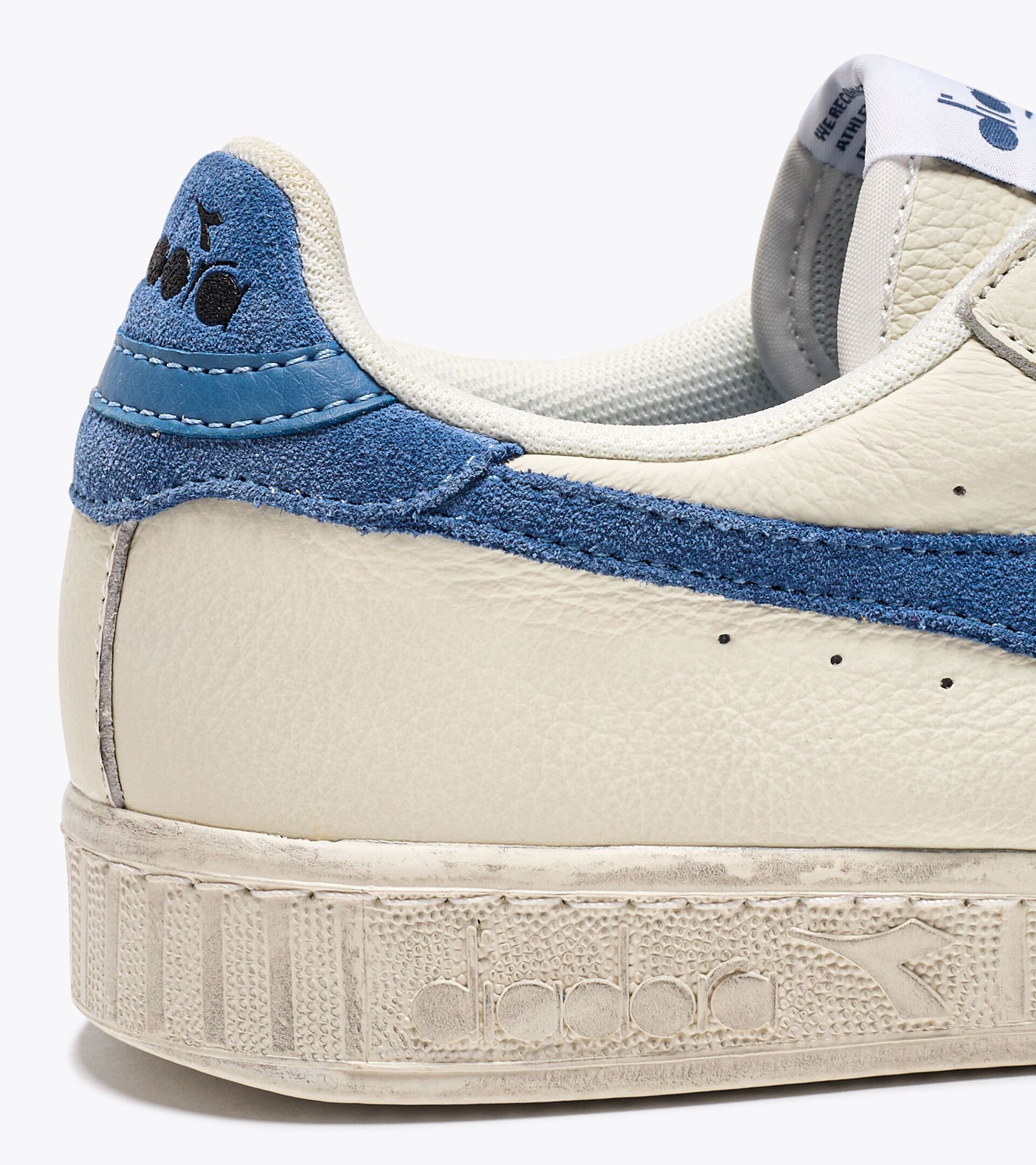 Sporty sneakers - All-Gender GAME L LOW WAXED SUEDE POP WHITE/BLUE BLEACHED DENIM - Diadora