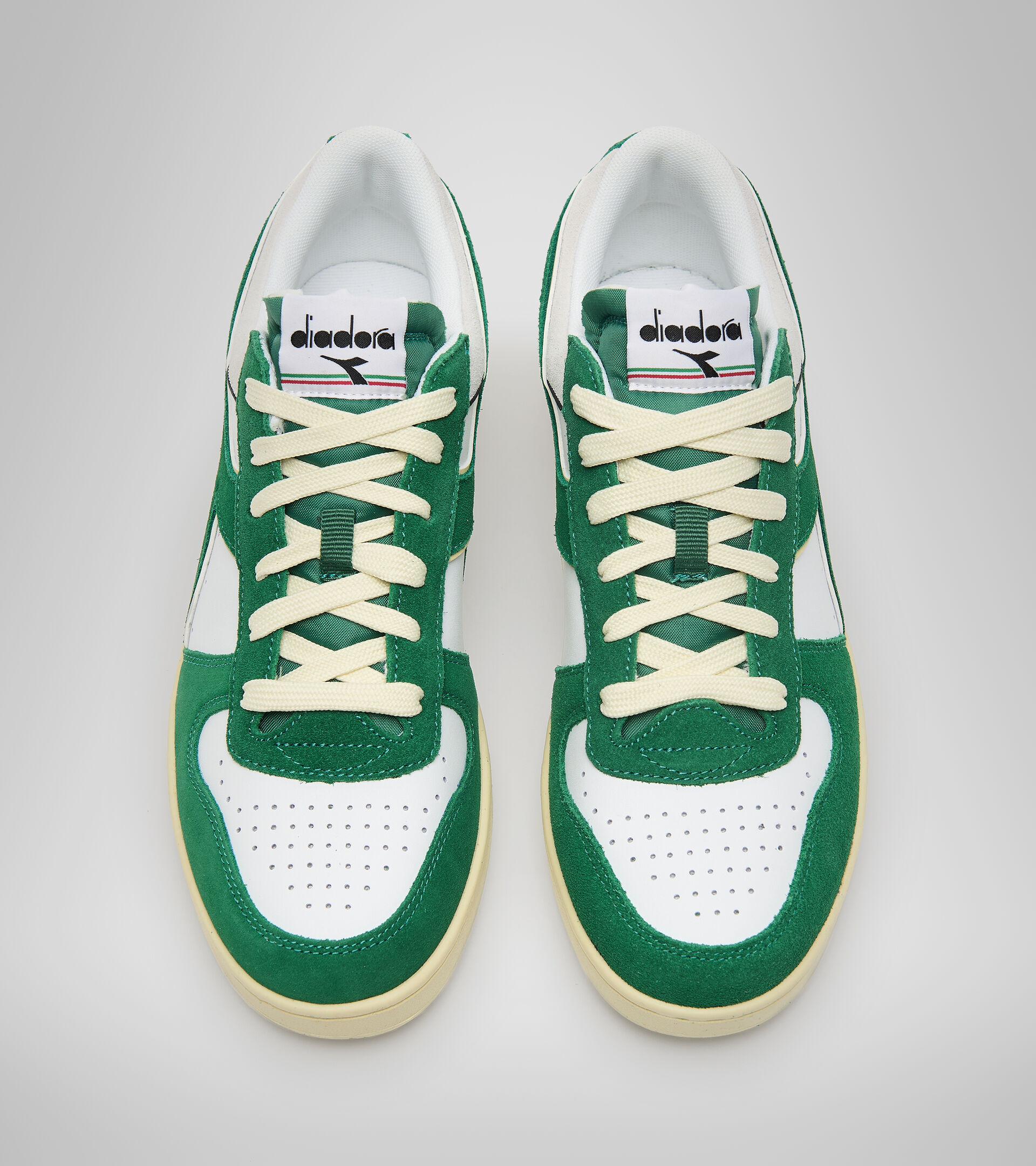 Sporty sneakers - Unisex MAGIC BASKET LOW SUEDE LEATHER AMAZON/WHITE - Diadora