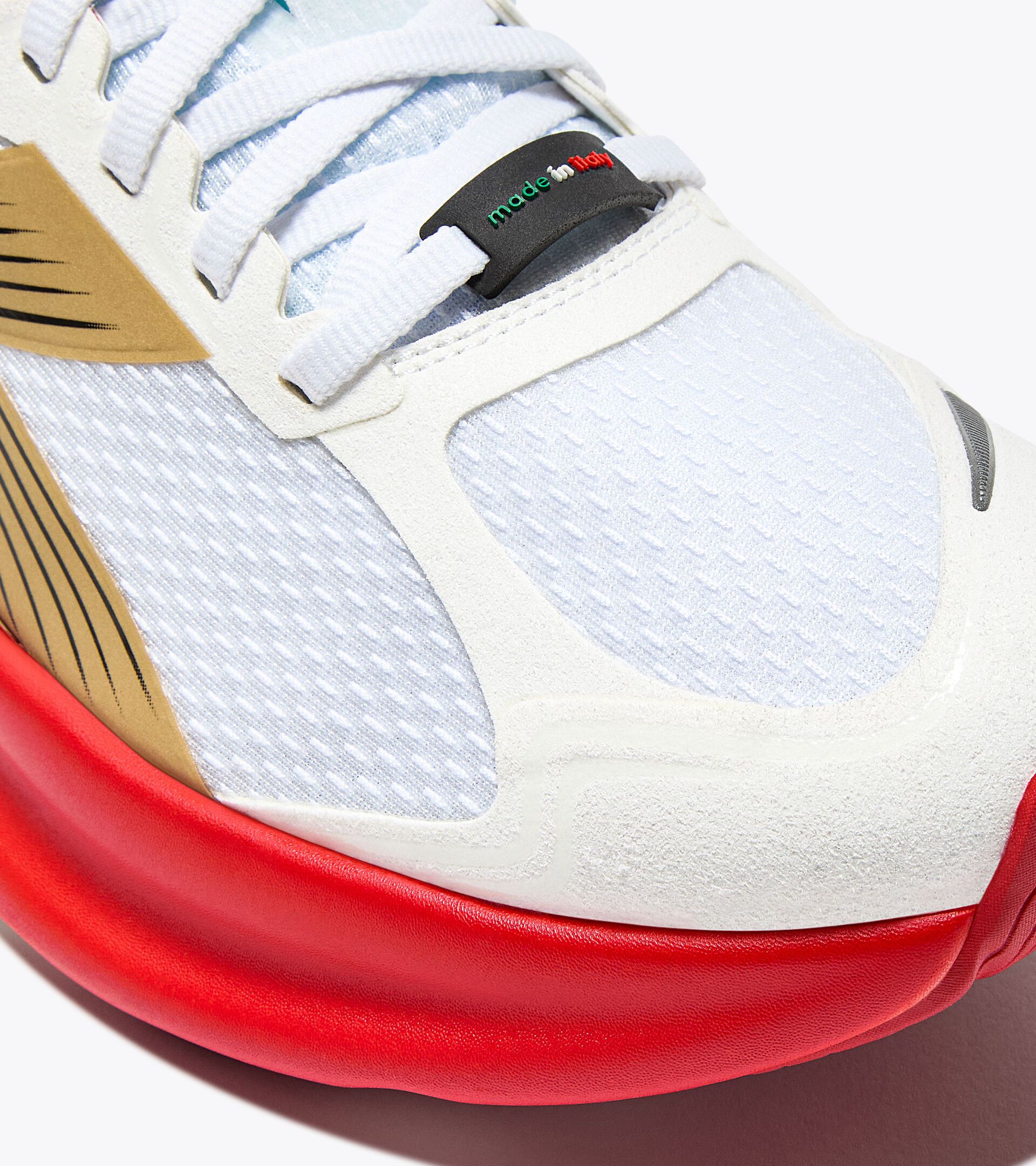 Made in Italy running shoe - Lightness and cushioning - All-Gender ATOMO STAR WHITE/METALLIC GOLD/FIERY RED - Diadora