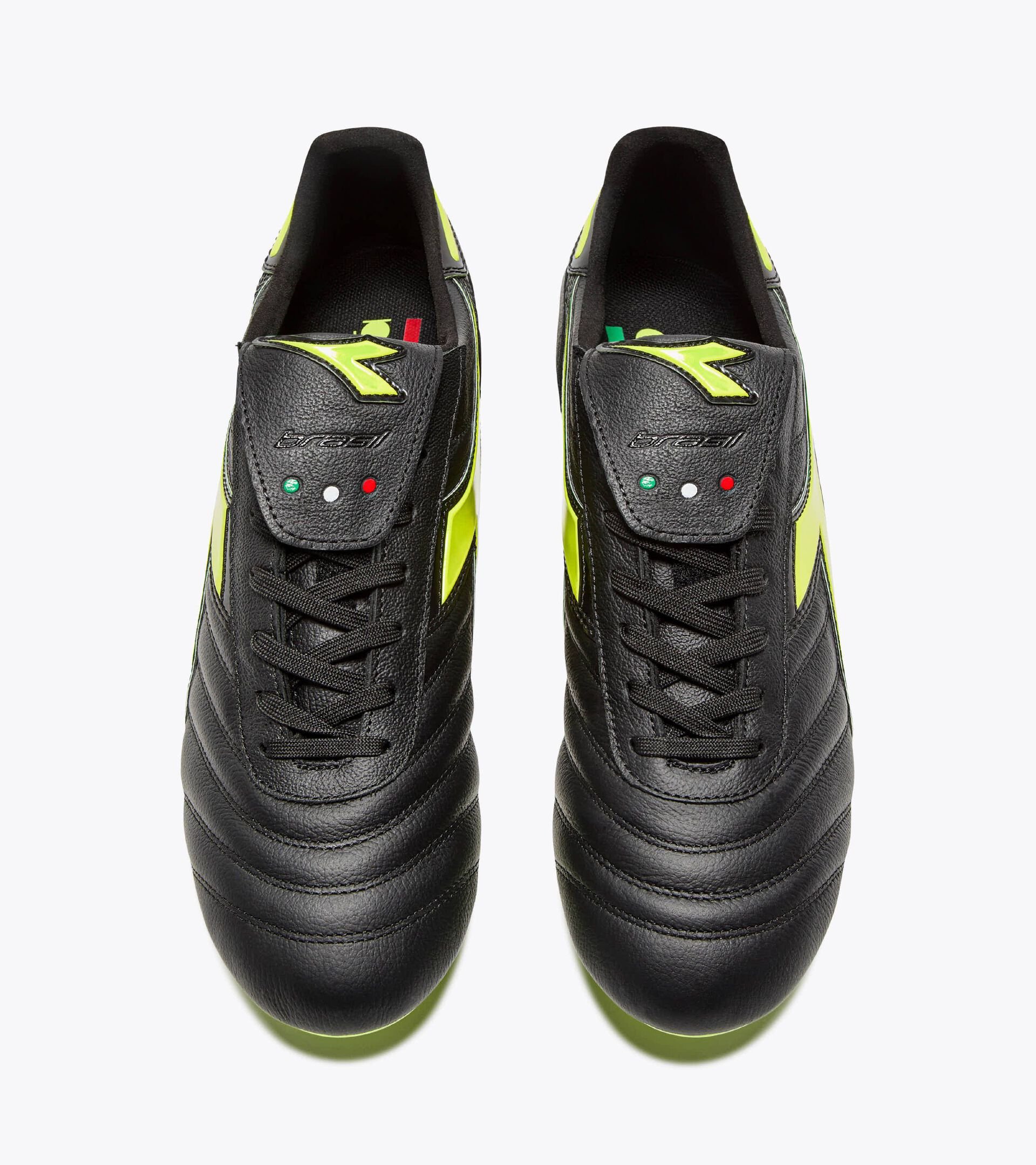 Bota de f&uacute;tbol Made in Italy para superficies compactas - Para todos los g&eacute;neros
 BRASIL ICON ITA OG LT+ MDPU NEGRO/AMARILLO FLUO DD - Diadora