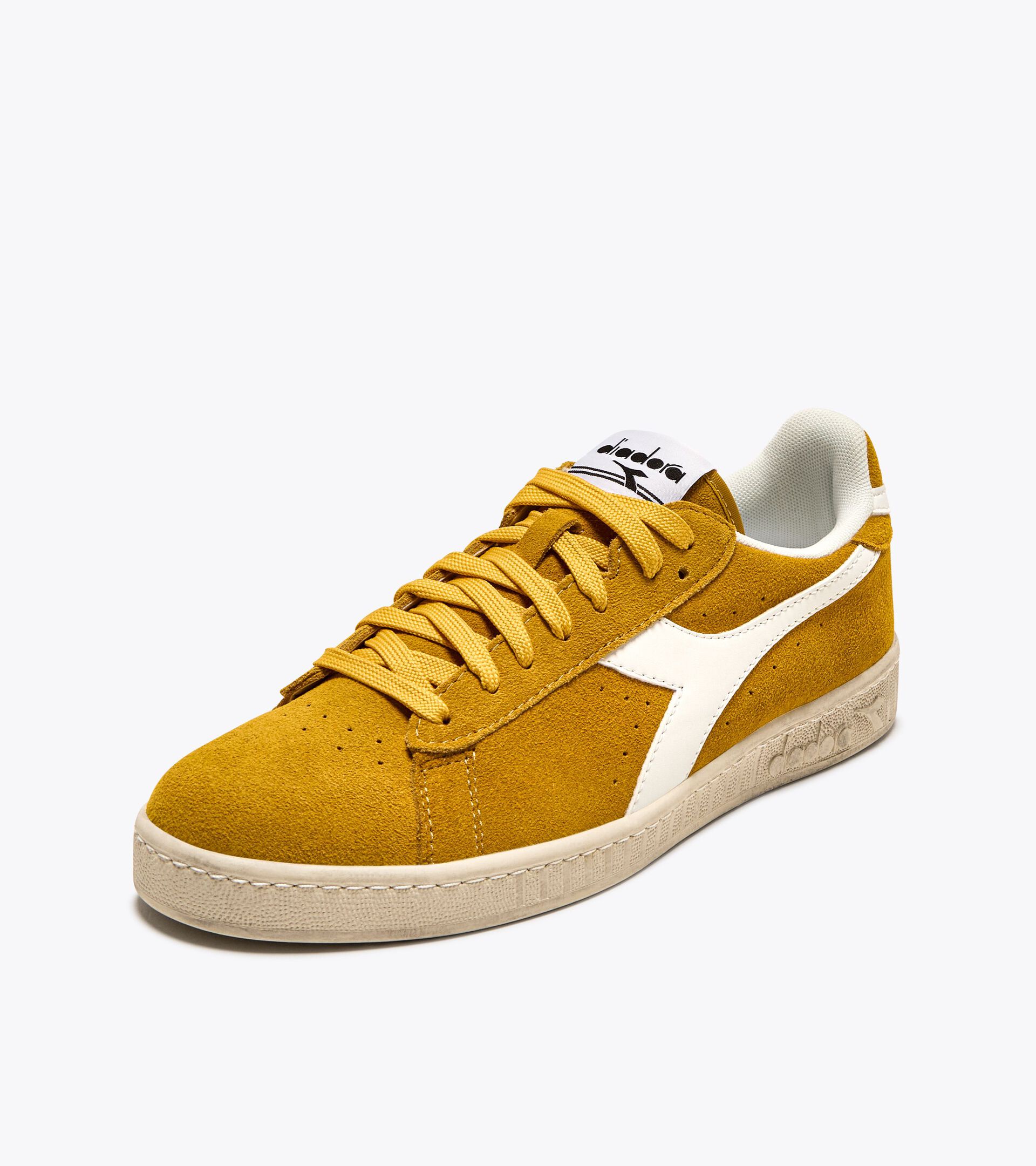 Sporty sneakers - All-Gender GAME L LOW SUEDE WAXED YELLOW OCHRE - Diadora