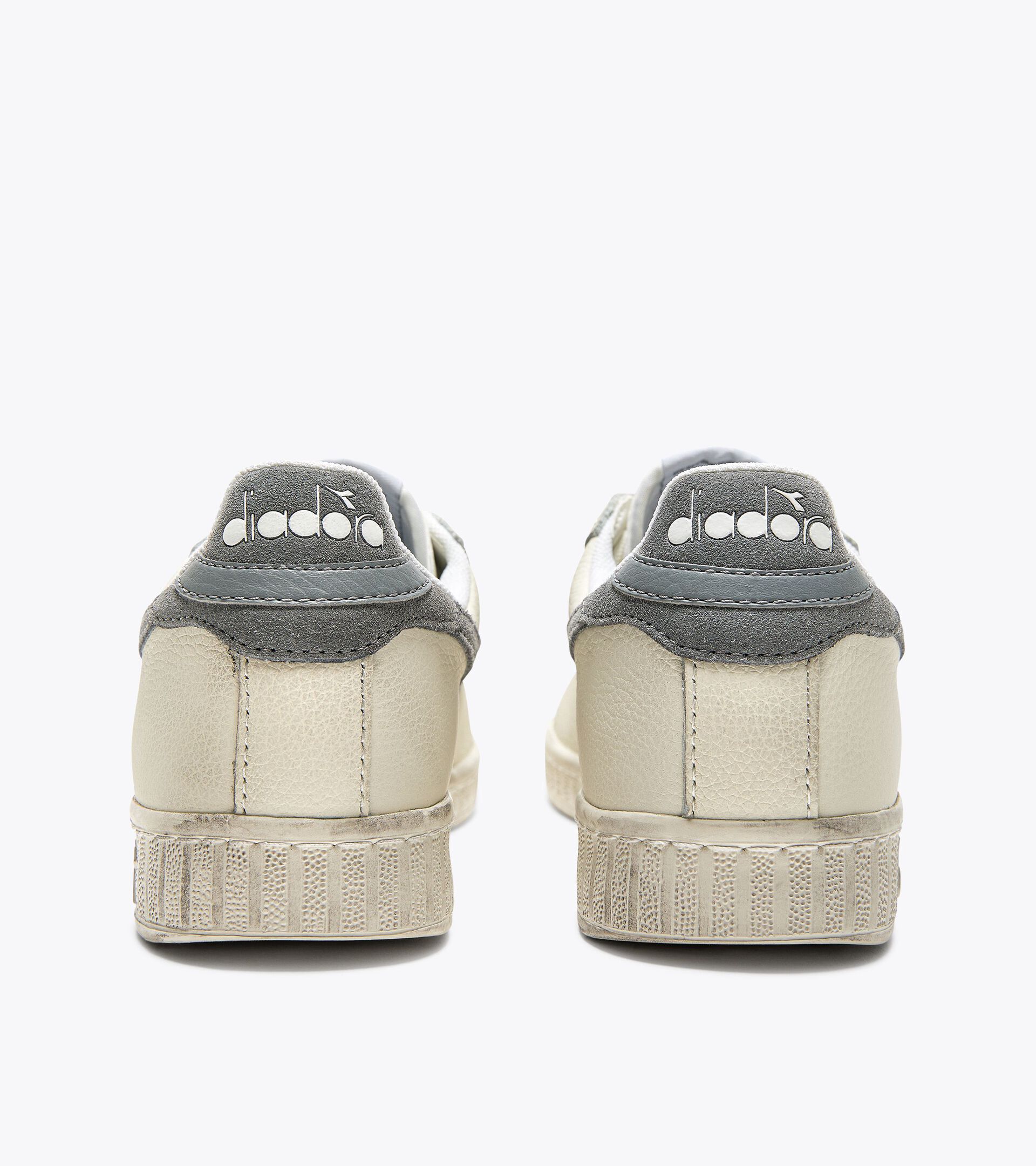 Sporty sneakers - Gender neutral GAME L LOW WAXED SUEDE POP WHITE/ULTIMATE GRAY - Diadora