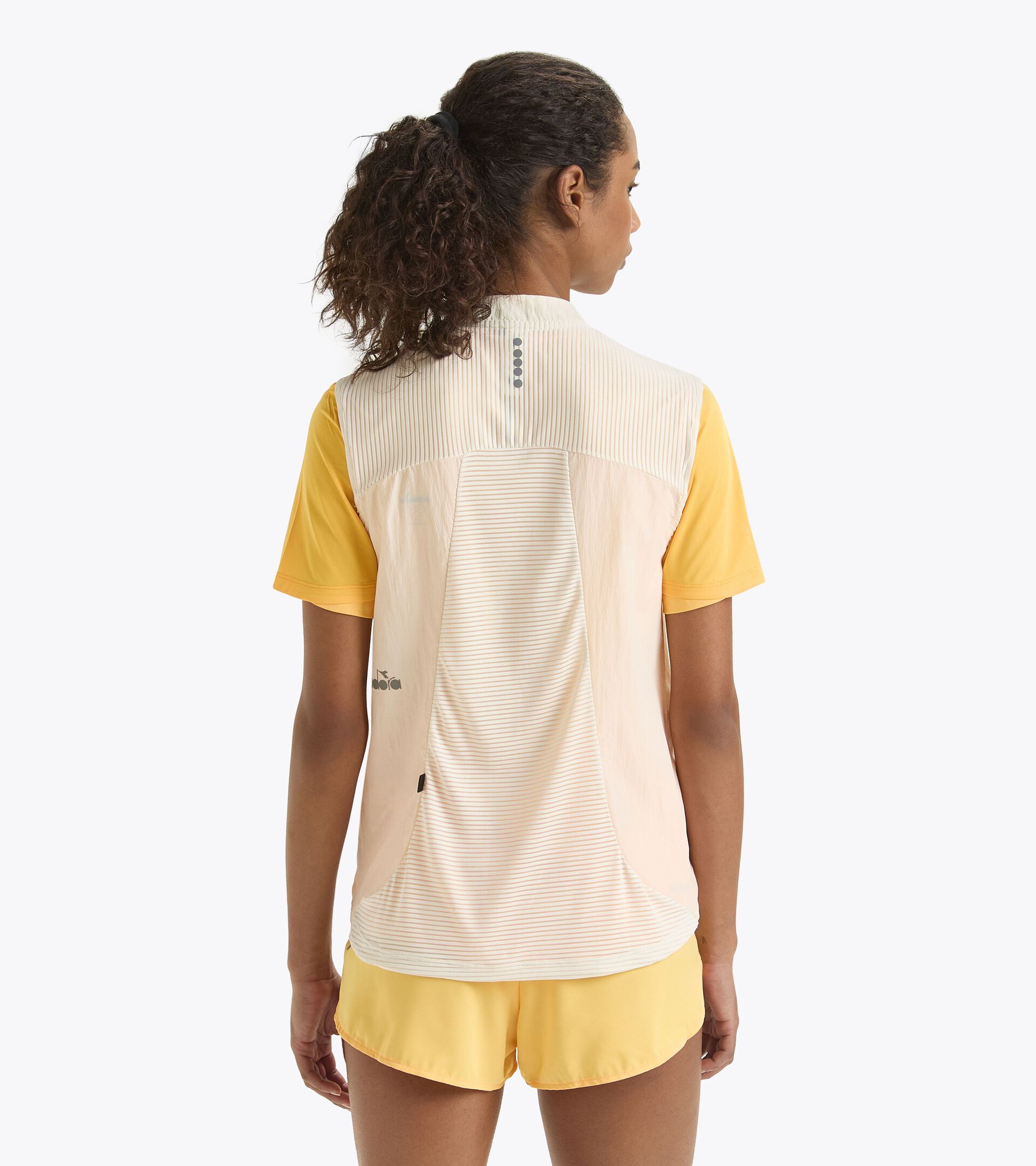 Running set - Vest and t-shirt - Women’s
 L. MULTILAYER VEST RUN CREW WHISPER WHITE/PALE CALENDULA - Diadora