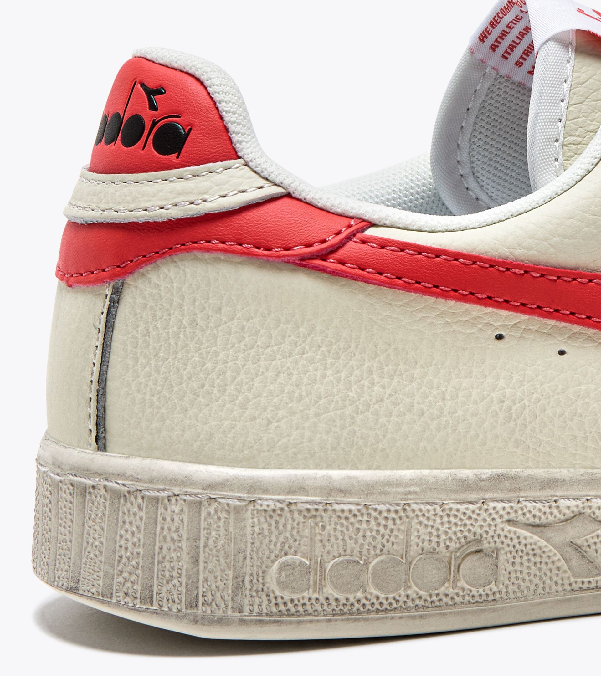 Sporty sneakers - Gender neutral GAME L LOW FLUO WAXED SUPER WHITE /HOT CORAL - Diadora